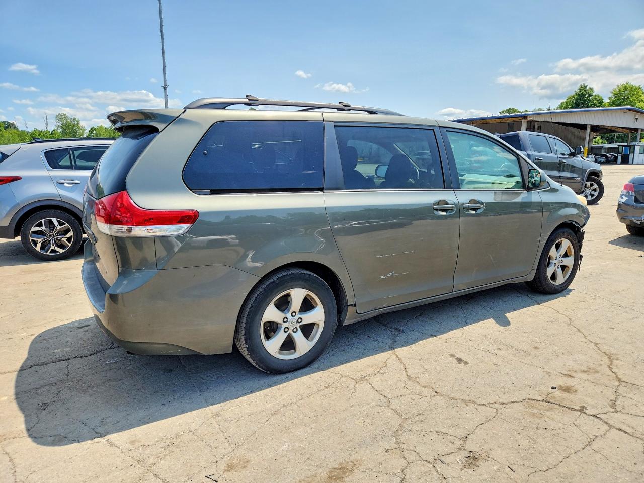2011 Toyota Sienna Le Gray vin: 5TDKK3DC1BS009296