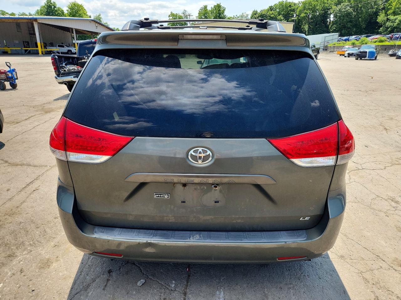 2011 Toyota Sienna Le Gray vin: 5TDKK3DC1BS009296