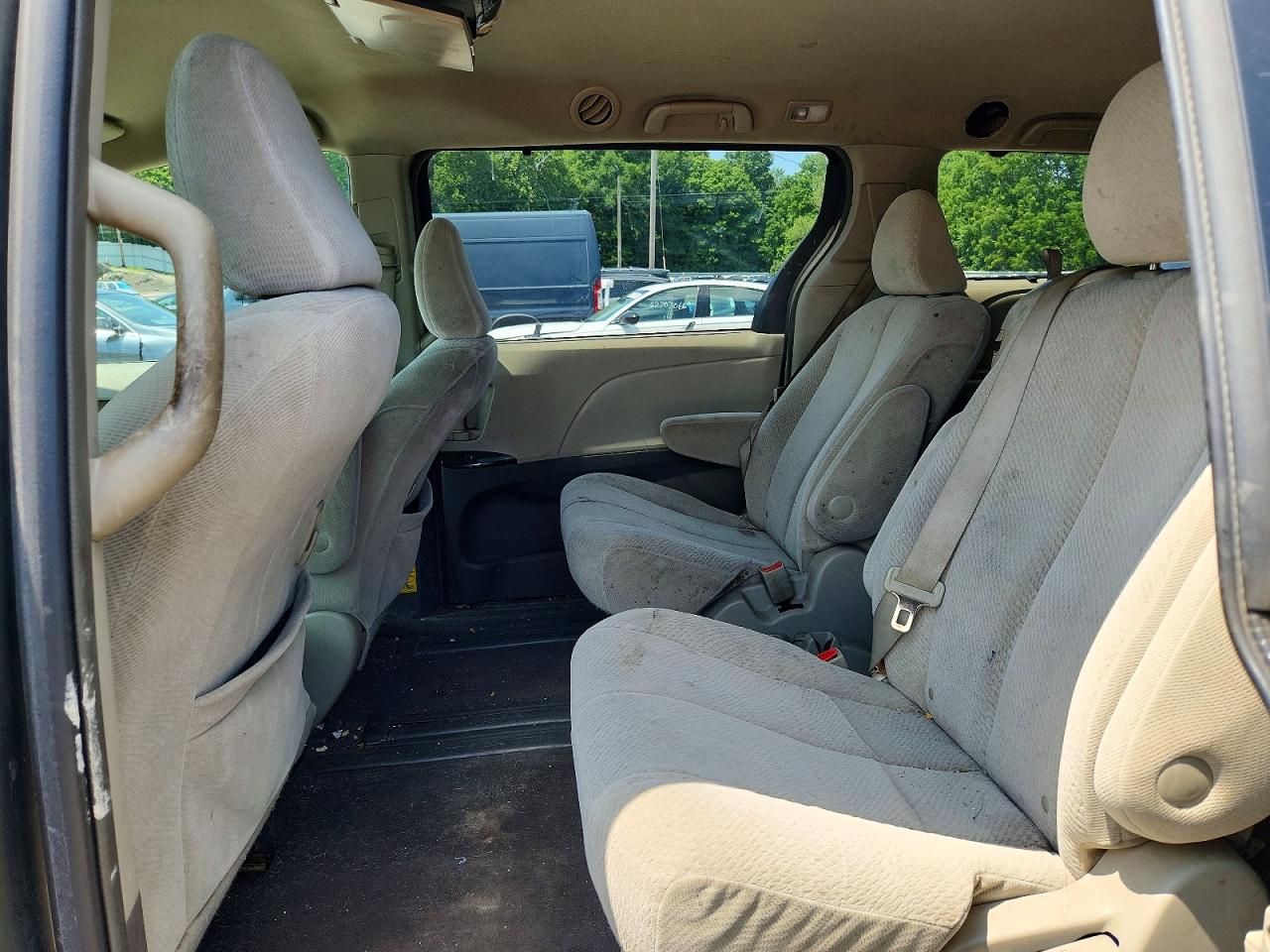 2011 Toyota Sienna Le Gray vin: 5TDKK3DC1BS009296