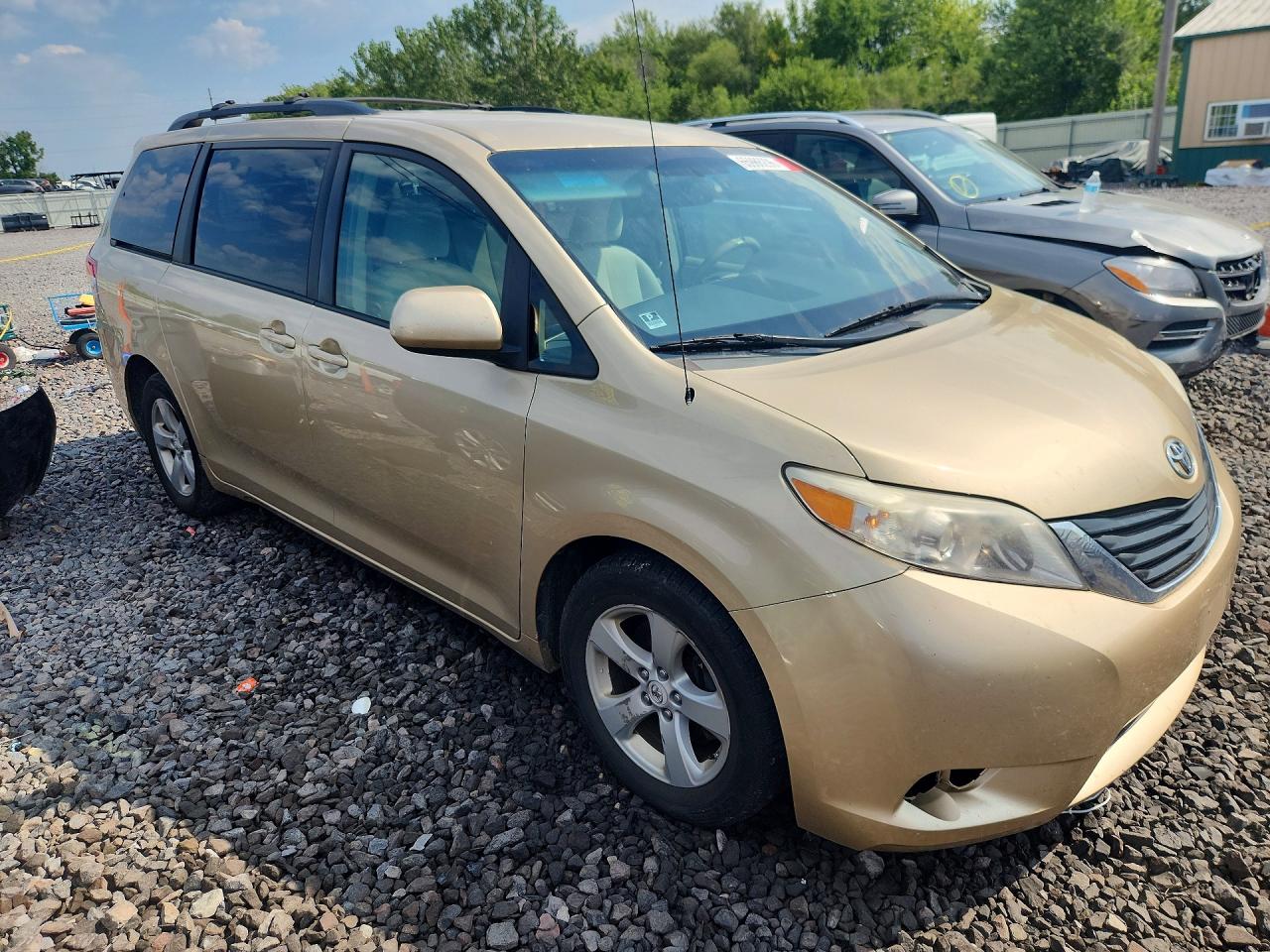 2011 Toyota Sienna Beige vin: 5TDKK3DC1BS022923
