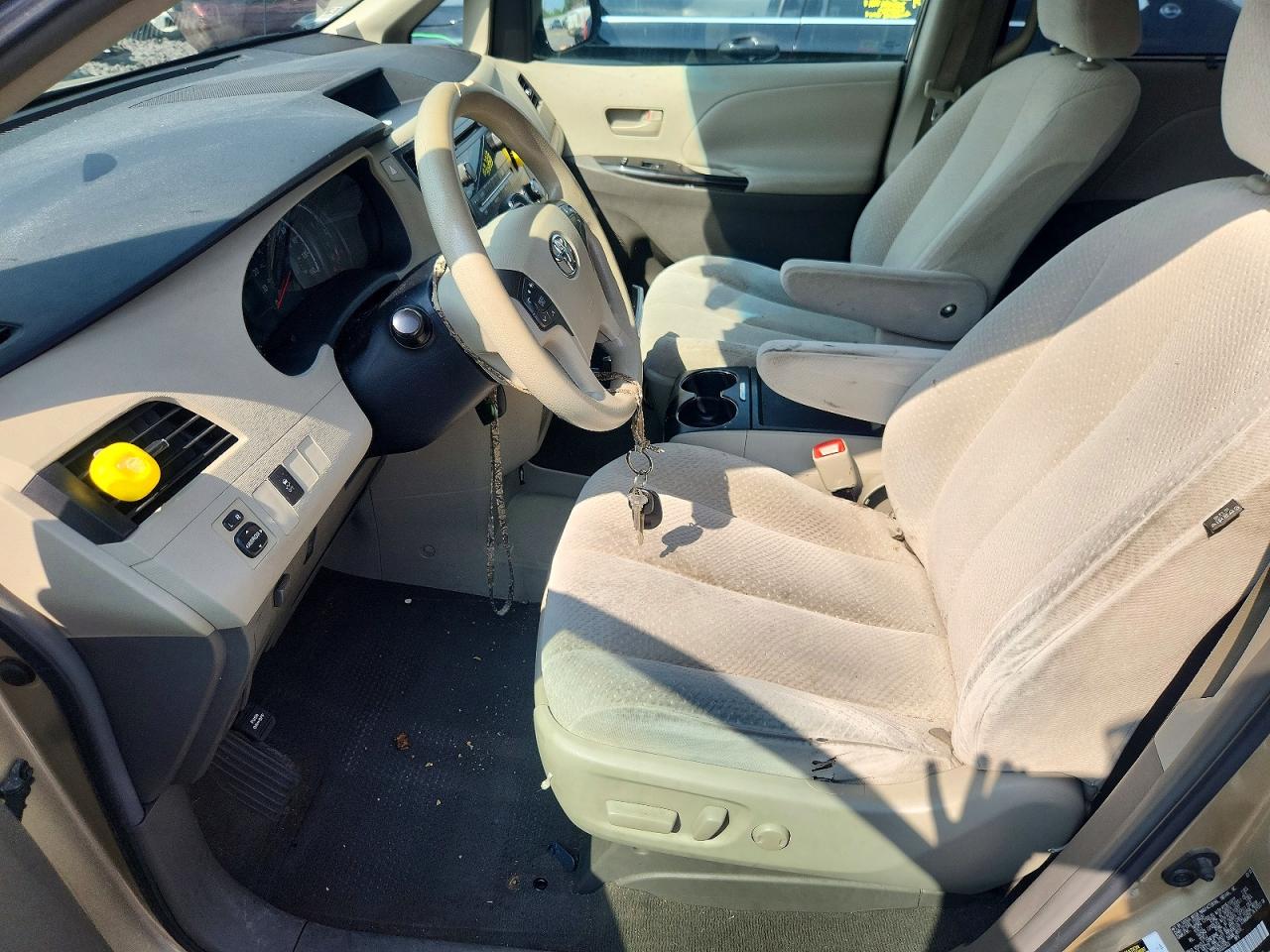 2011 Toyota Sienna Beige vin: 5TDKK3DC1BS022923