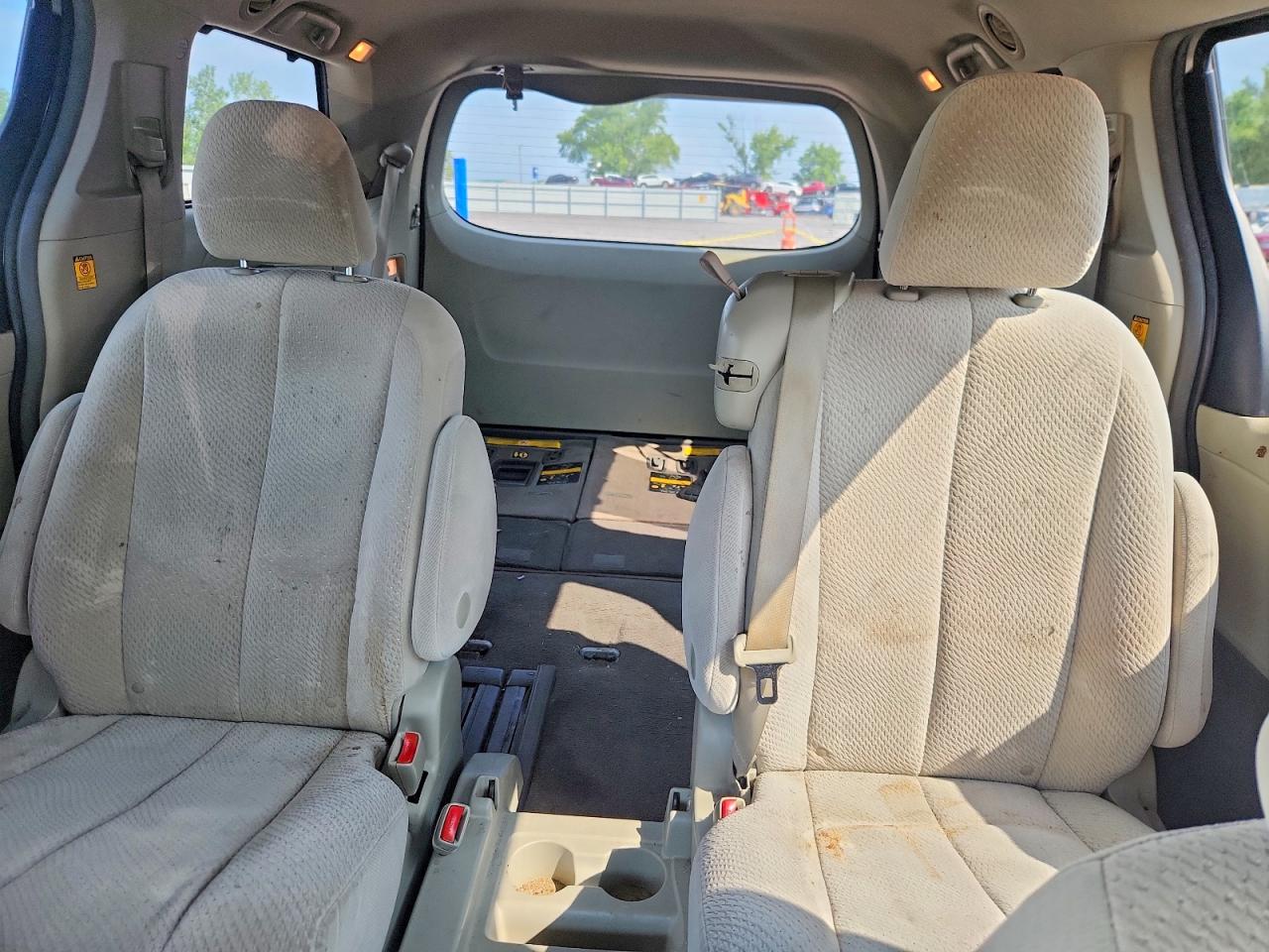 2011 Toyota Sienna Beige vin: 5TDKK3DC1BS022923