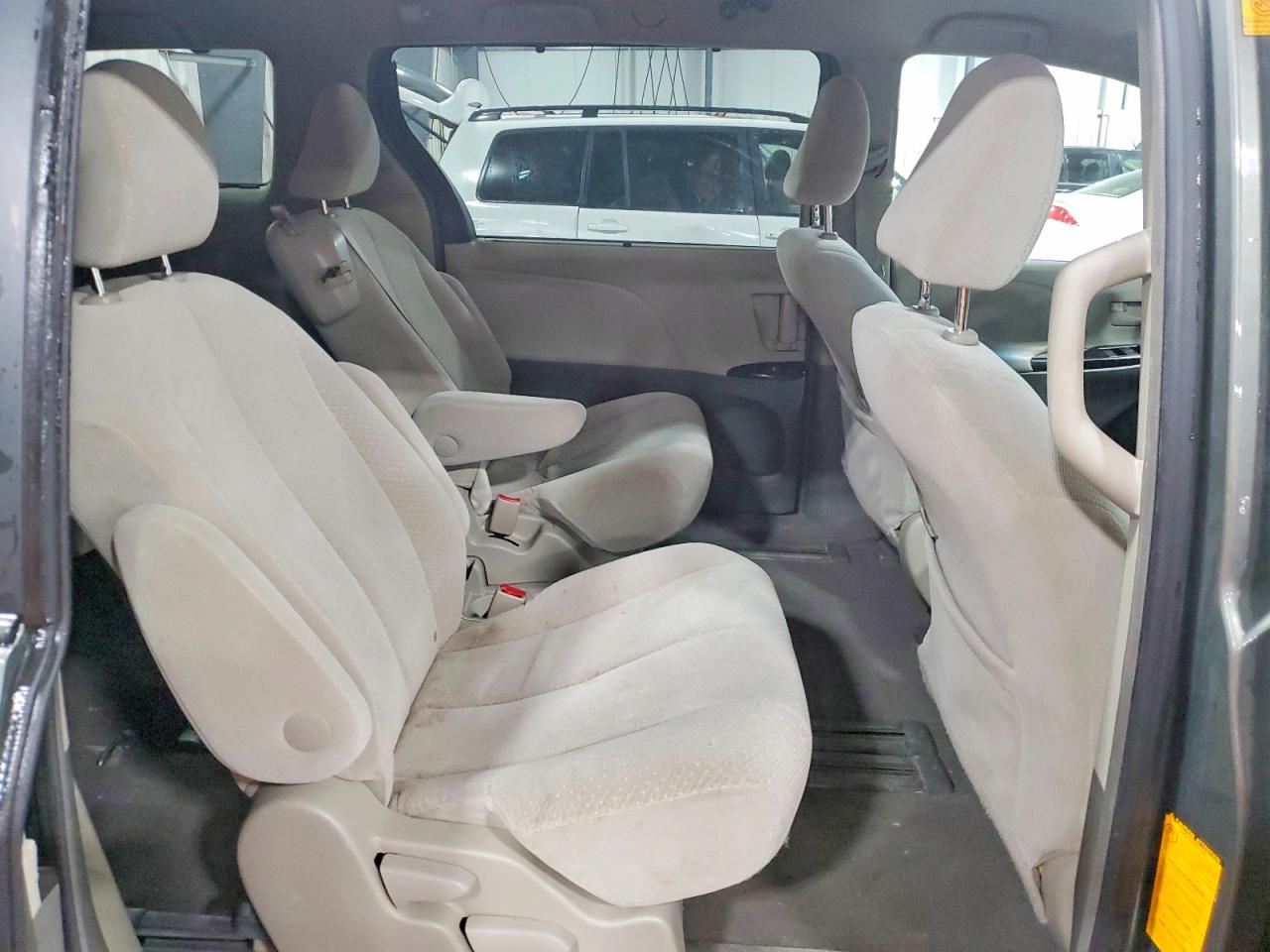2011 Toyota Sienna Le Green vin: 5TDKK3DC1BS025241