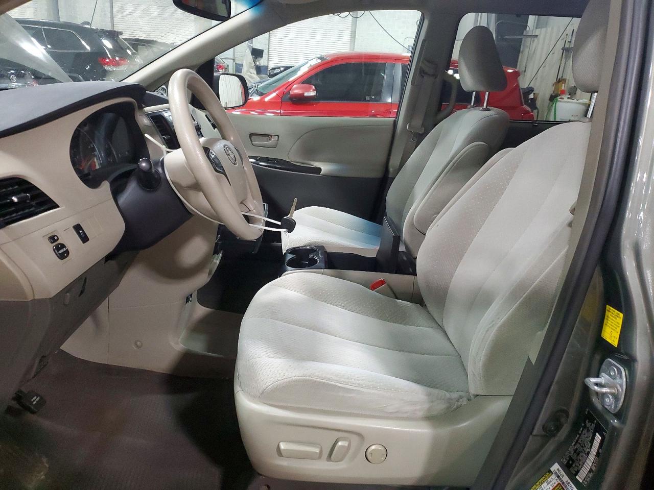 2011 Toyota Sienna Le Green vin: 5TDKK3DC1BS025241