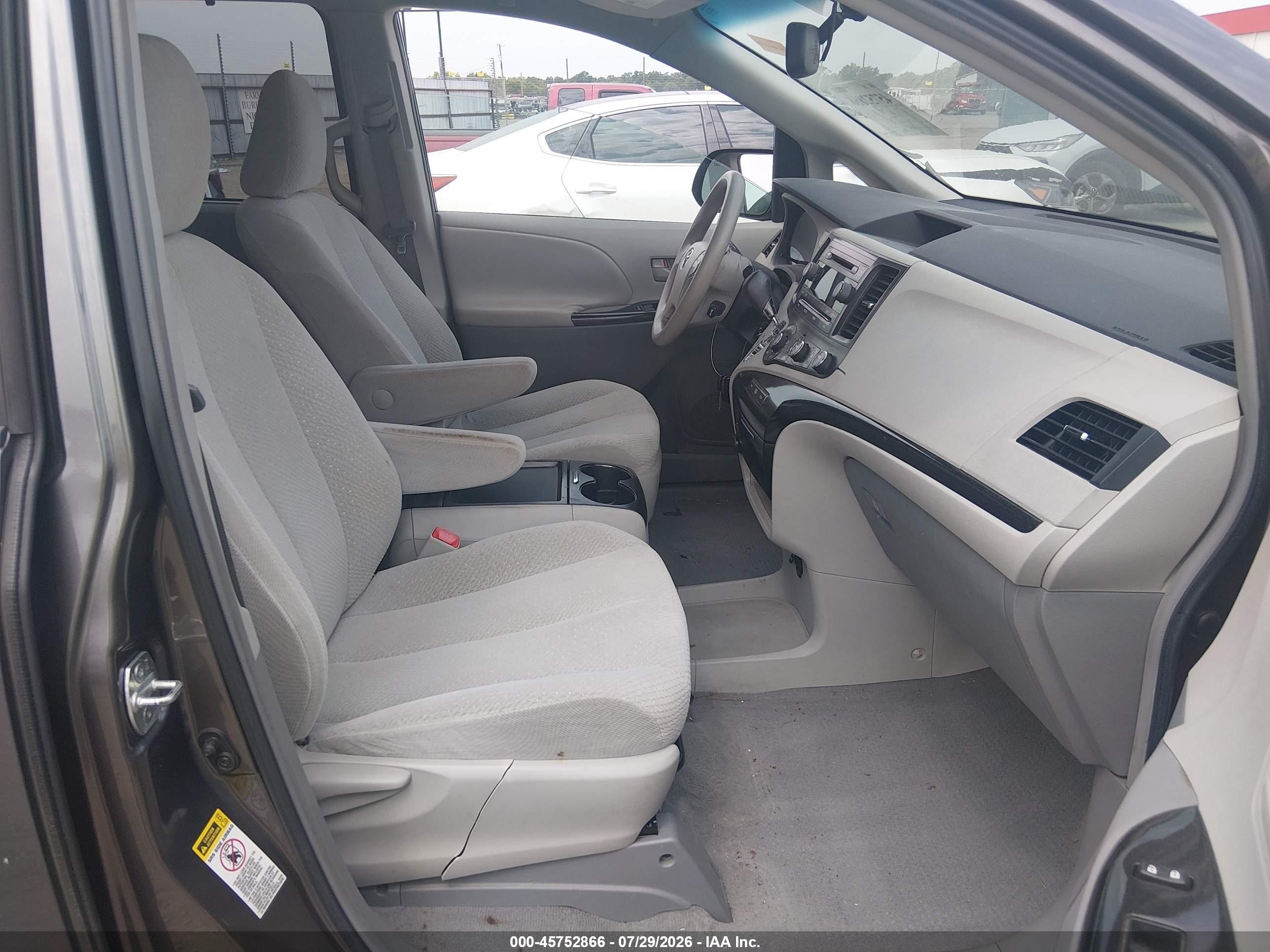 2011 Toyota Sienna Le V6 Gray vin: 5TDKK3DC1BS030066