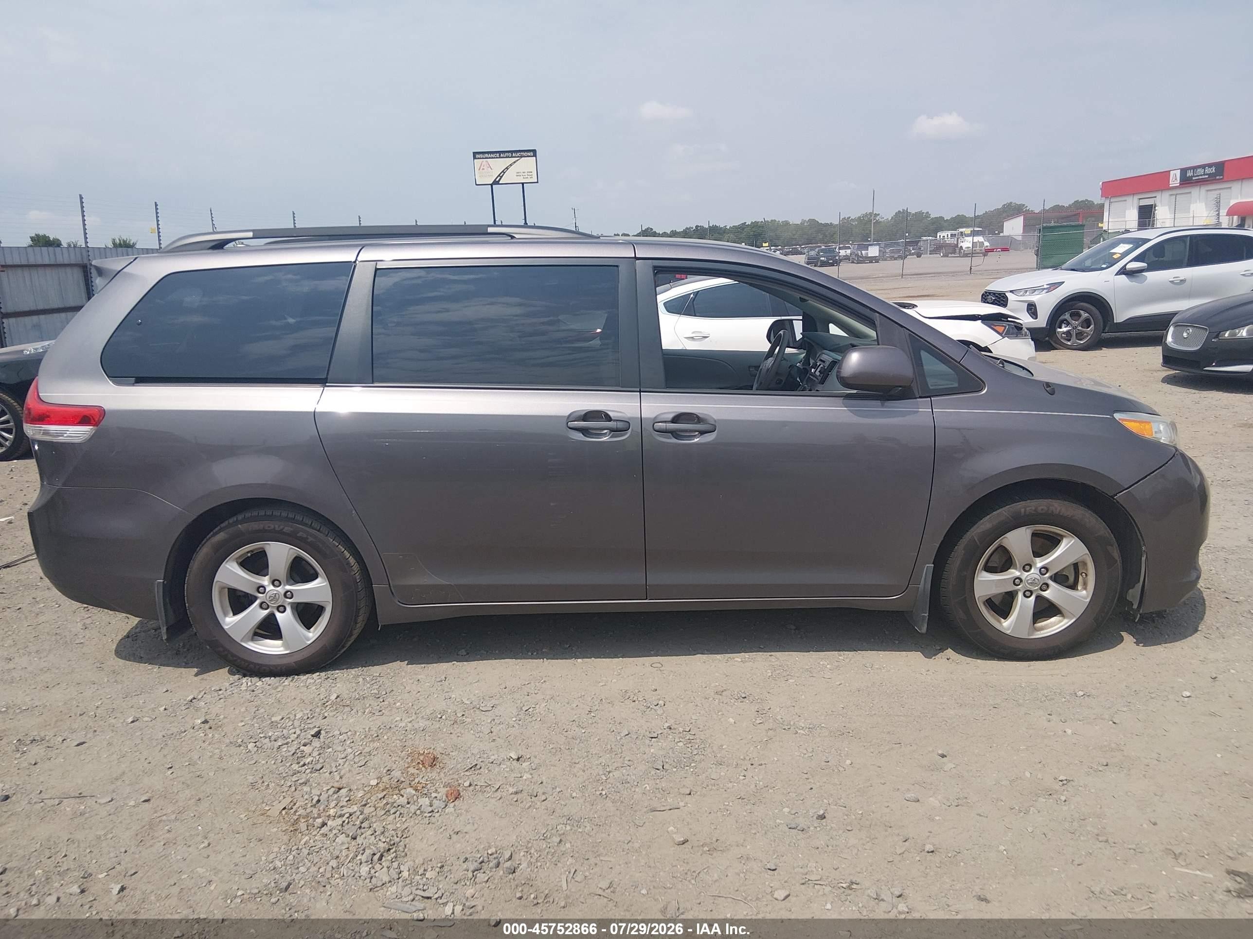 2011 Toyota Sienna Le V6 Gray vin: 5TDKK3DC1BS030066