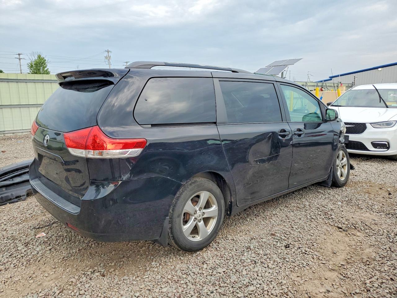 2011 Toyota Sienna Le Black vin: 5TDKK3DC1BS038345