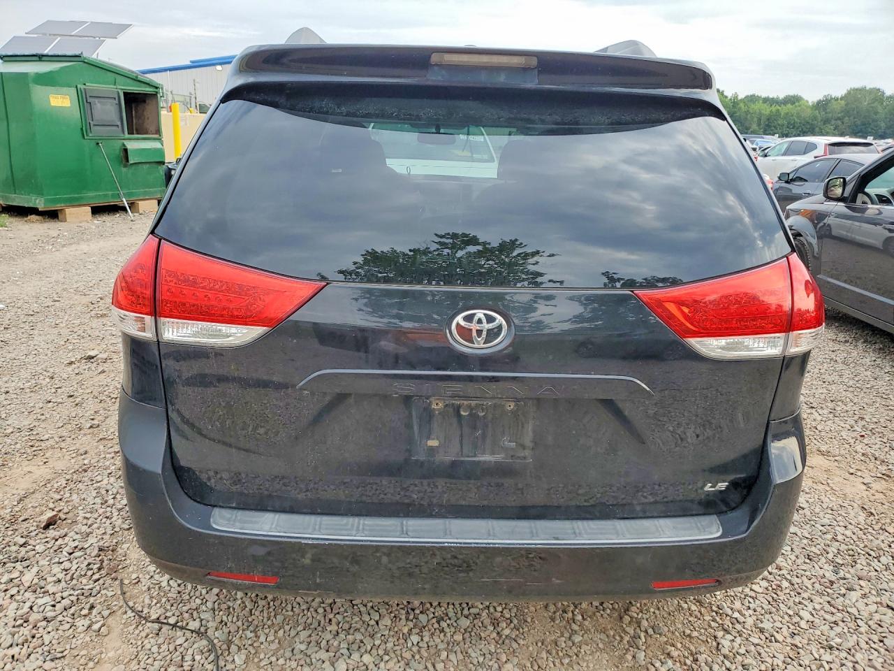 2011 Toyota Sienna Le Black vin: 5TDKK3DC1BS038345