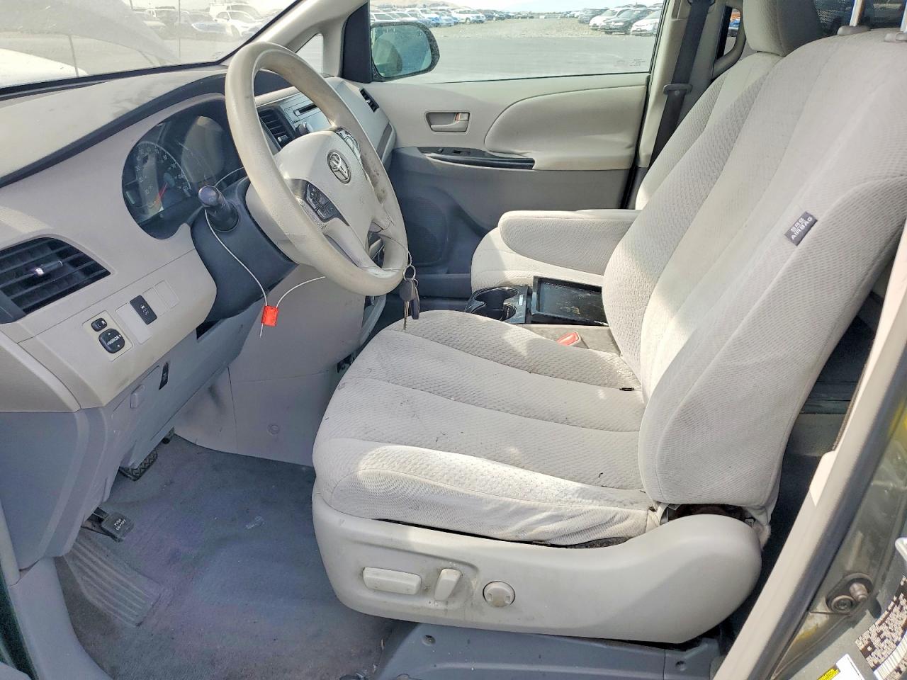 2011 Toyota Sienna Le Gray vin: 5TDKK3DC1BS042556