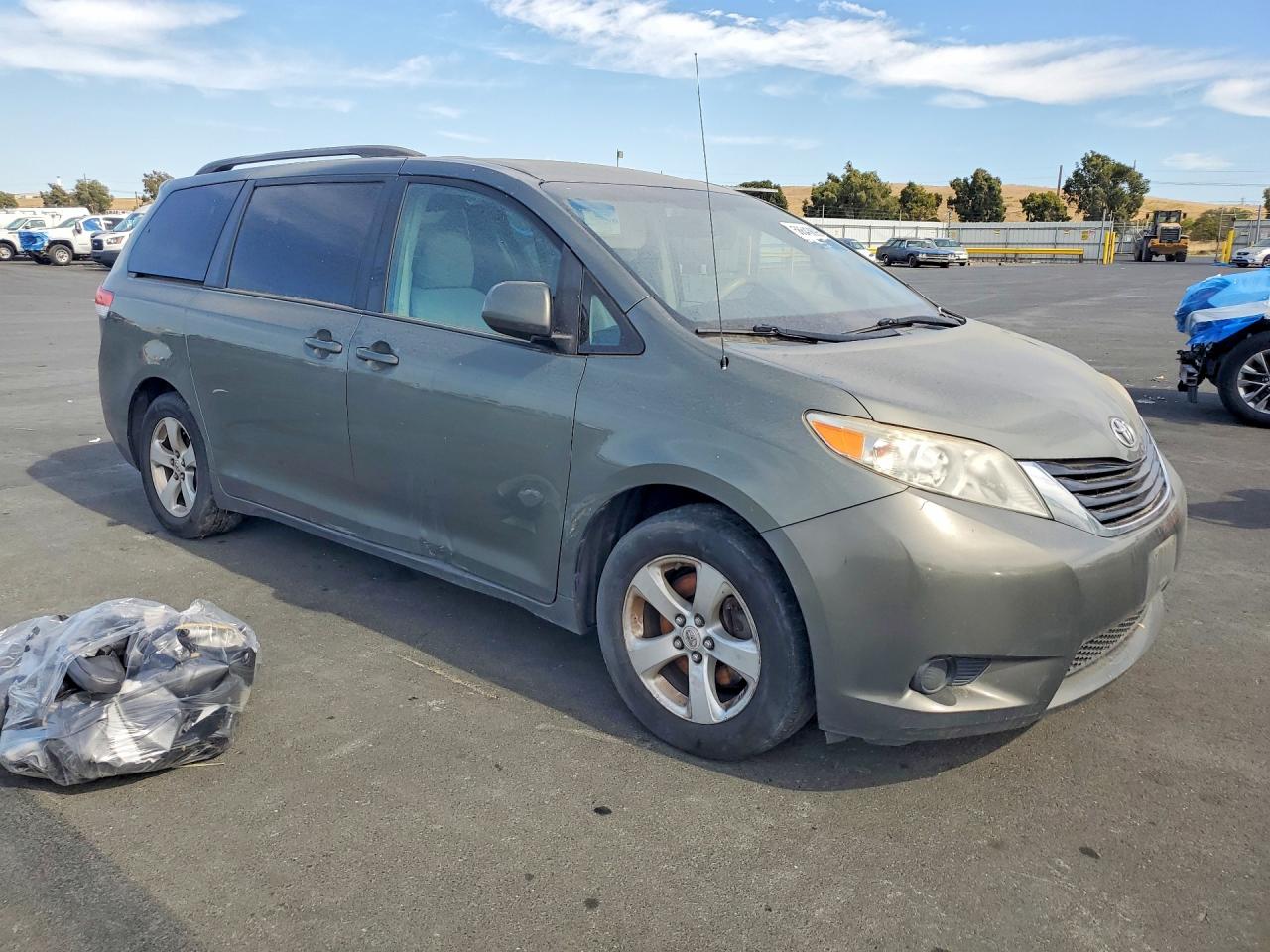 2011 Toyota Sienna Le Gray vin: 5TDKK3DC1BS042556