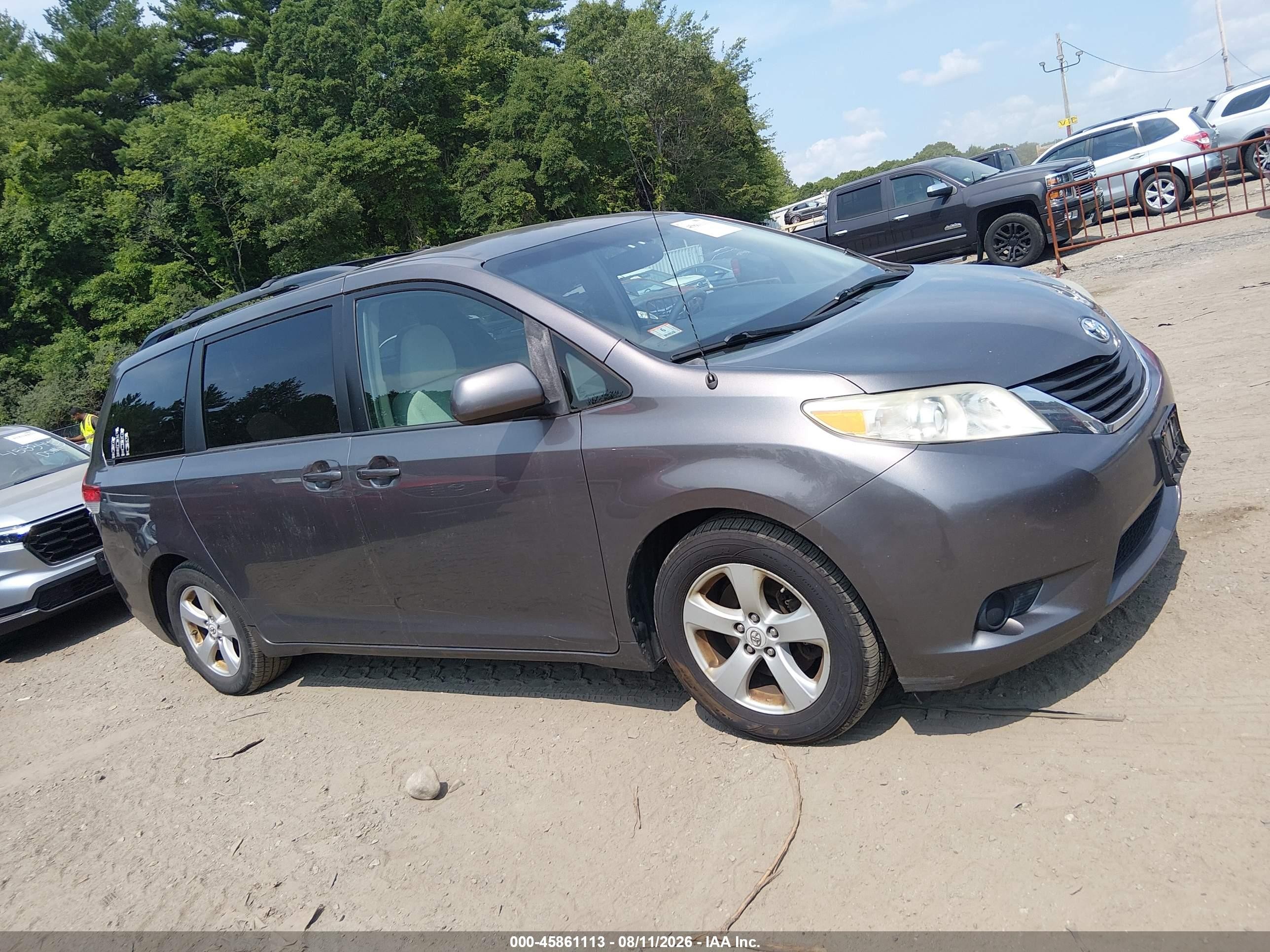 2011 Toyota Sienna Le V6 Серый vin: 5TDKK3DC1BS042928