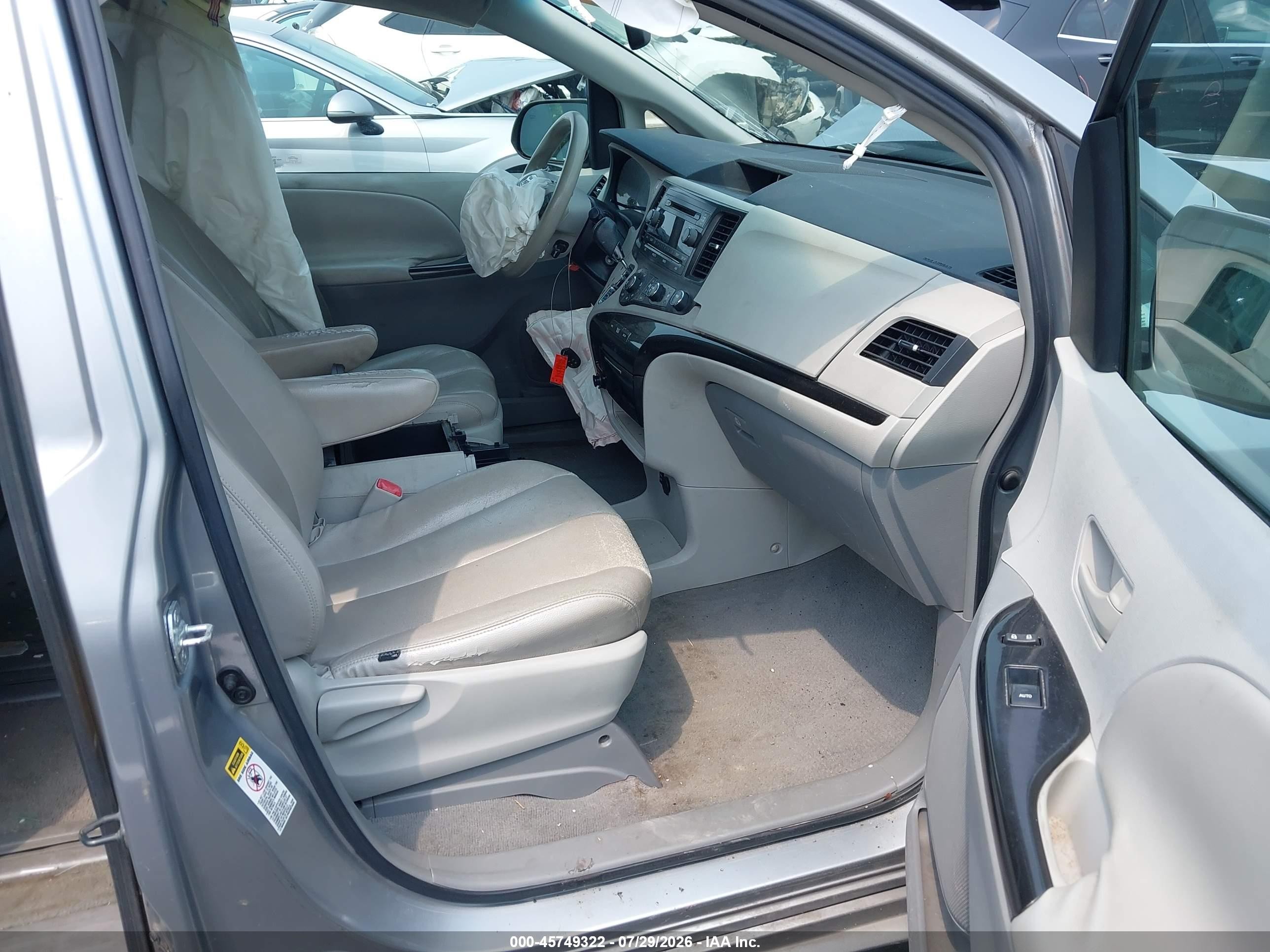 2011 Toyota Sienna Le V6 Silver vin: 5TDKK3DC1BS047272