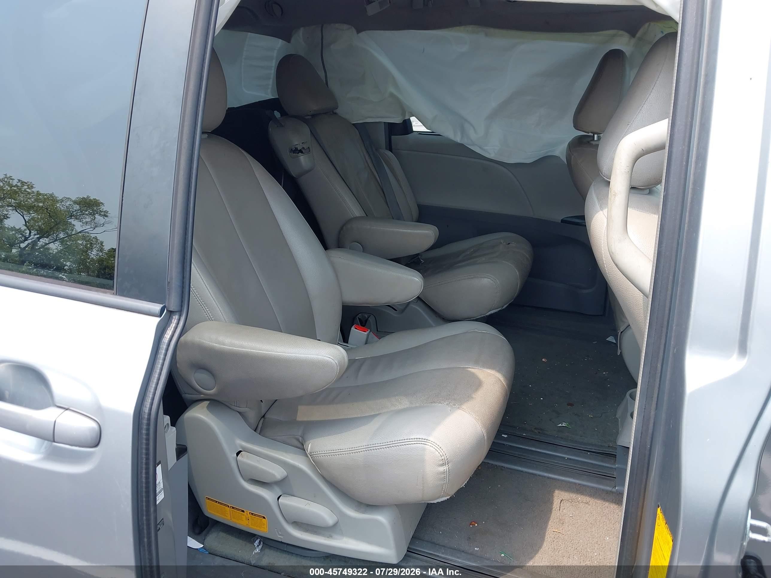 2011 Toyota Sienna Le V6 Silver vin: 5TDKK3DC1BS047272