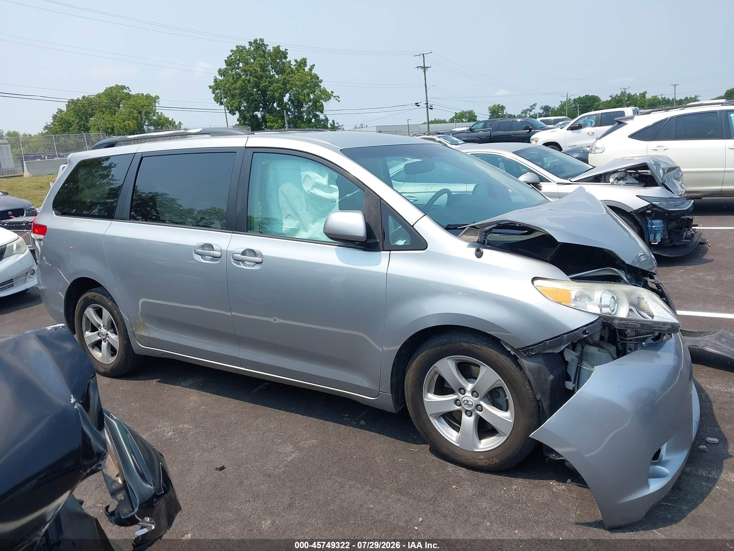 2011 Toyota Sienna Le V6 Silver vin: 5TDKK3DC1BS047272