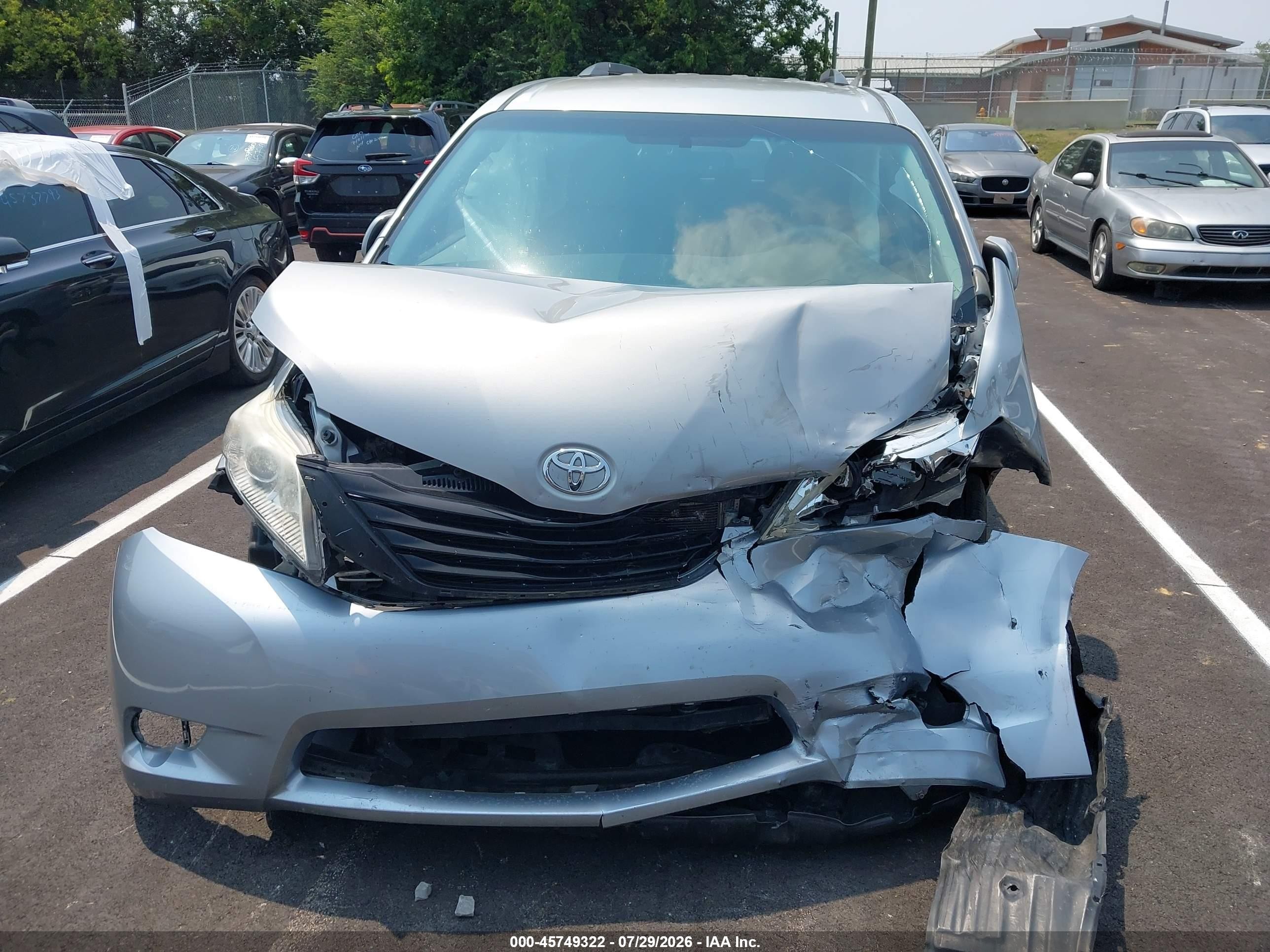 2011 Toyota Sienna Le V6 Silver vin: 5TDKK3DC1BS047272