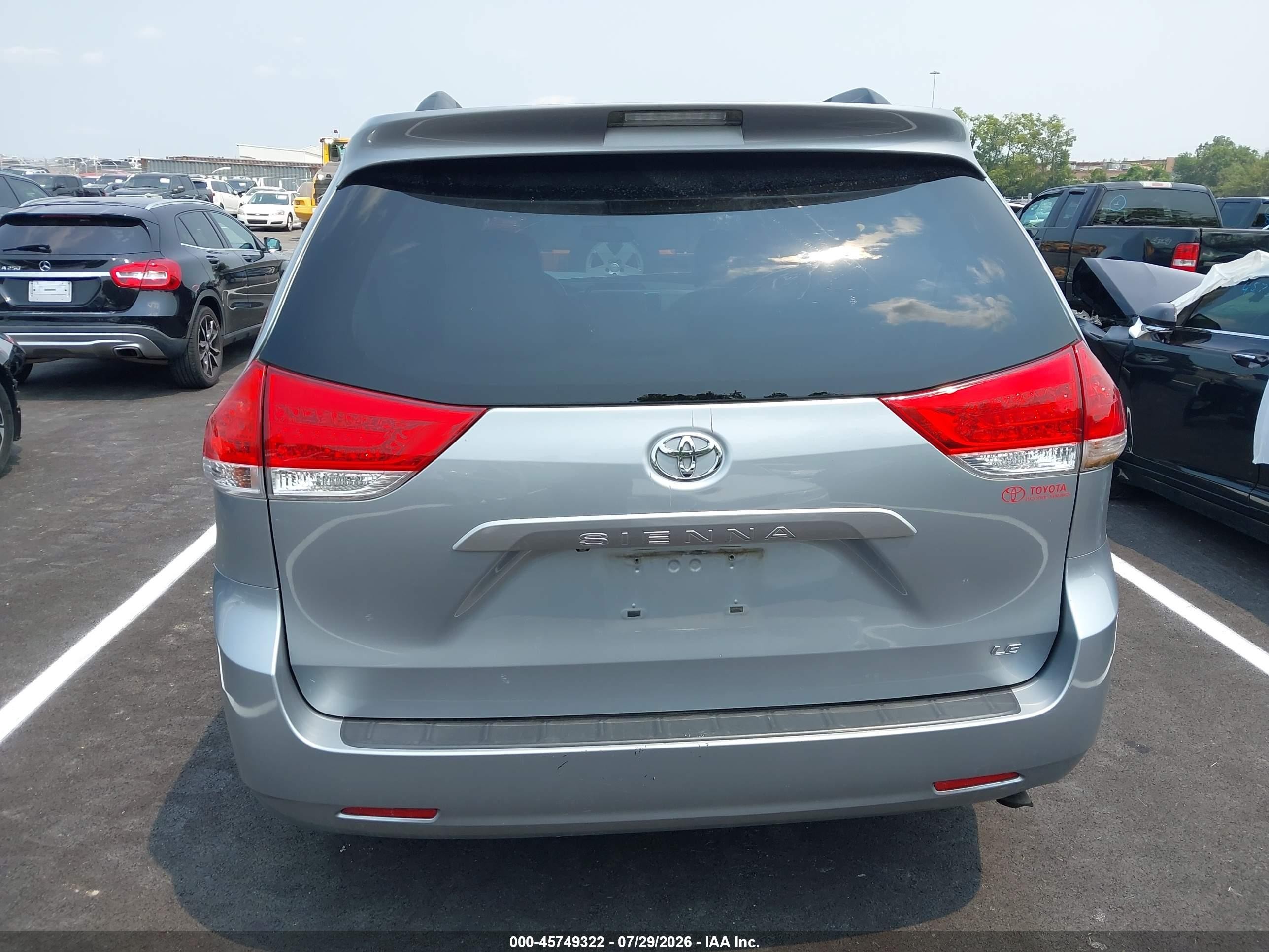 2011 Toyota Sienna Le V6 Silver vin: 5TDKK3DC1BS047272