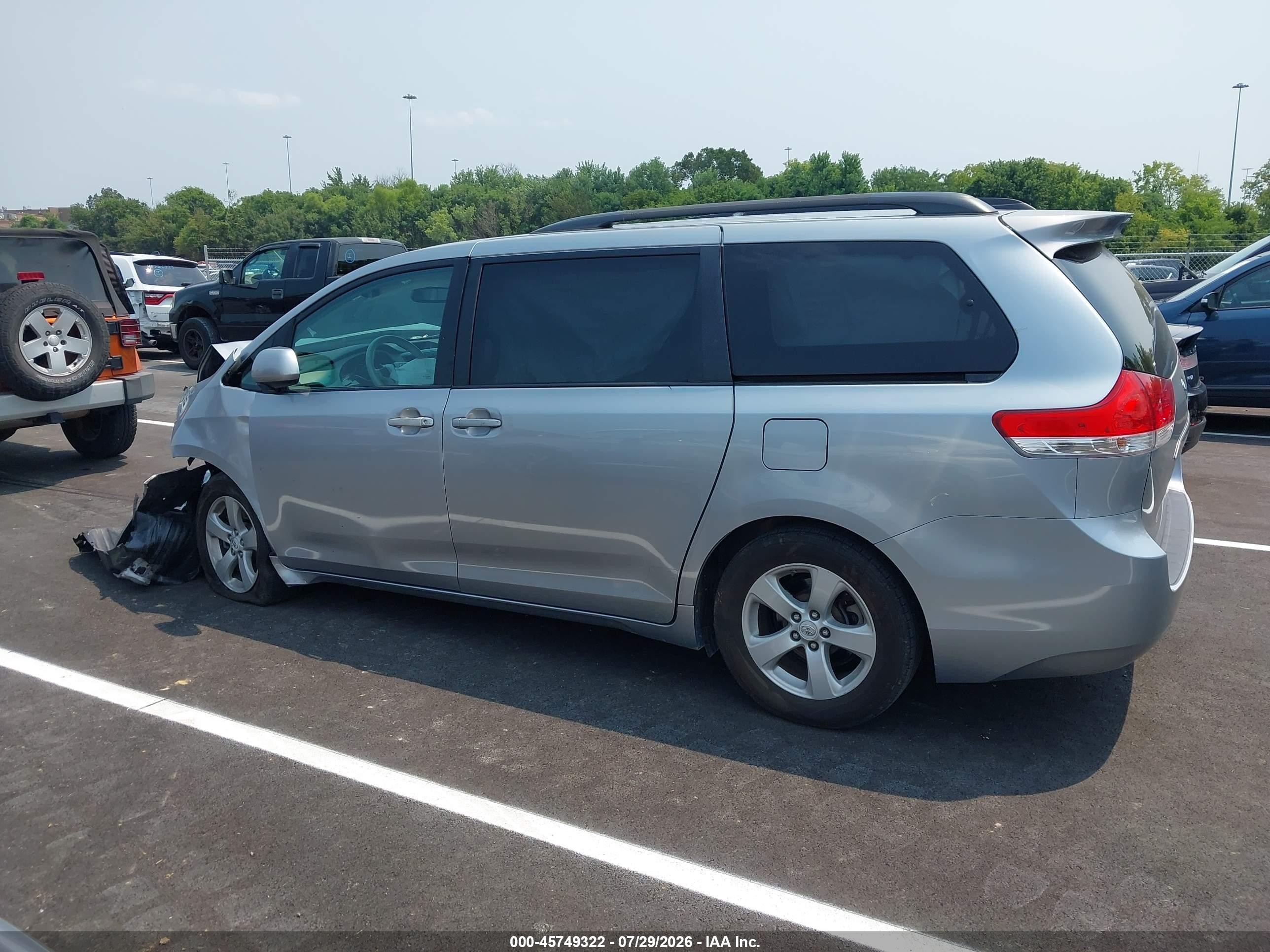 2011 Toyota Sienna Le V6 Silver vin: 5TDKK3DC1BS047272