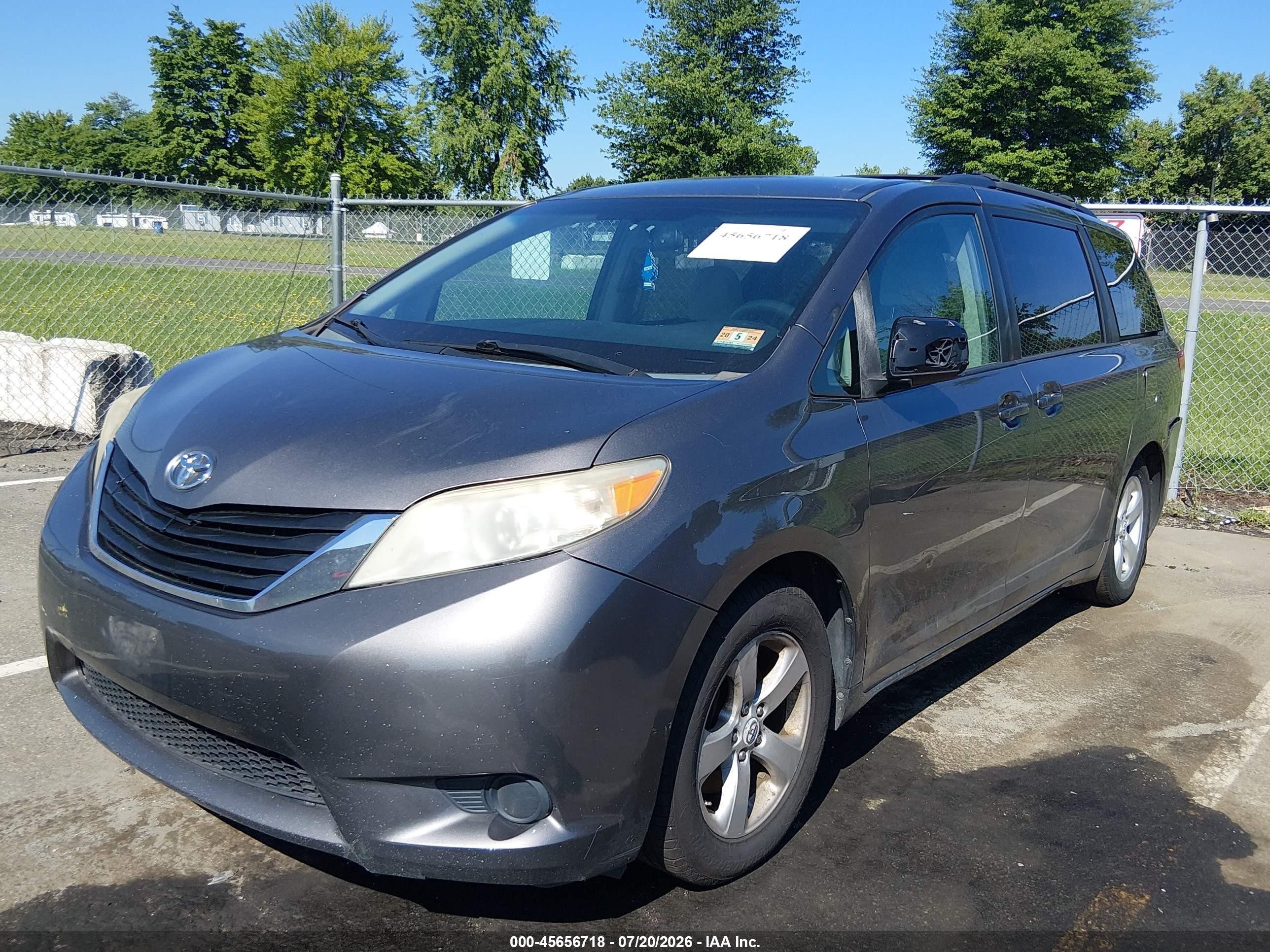 2011 Toyota Sienna Le V6 Gray vin: 5TDKK3DC1BS048924