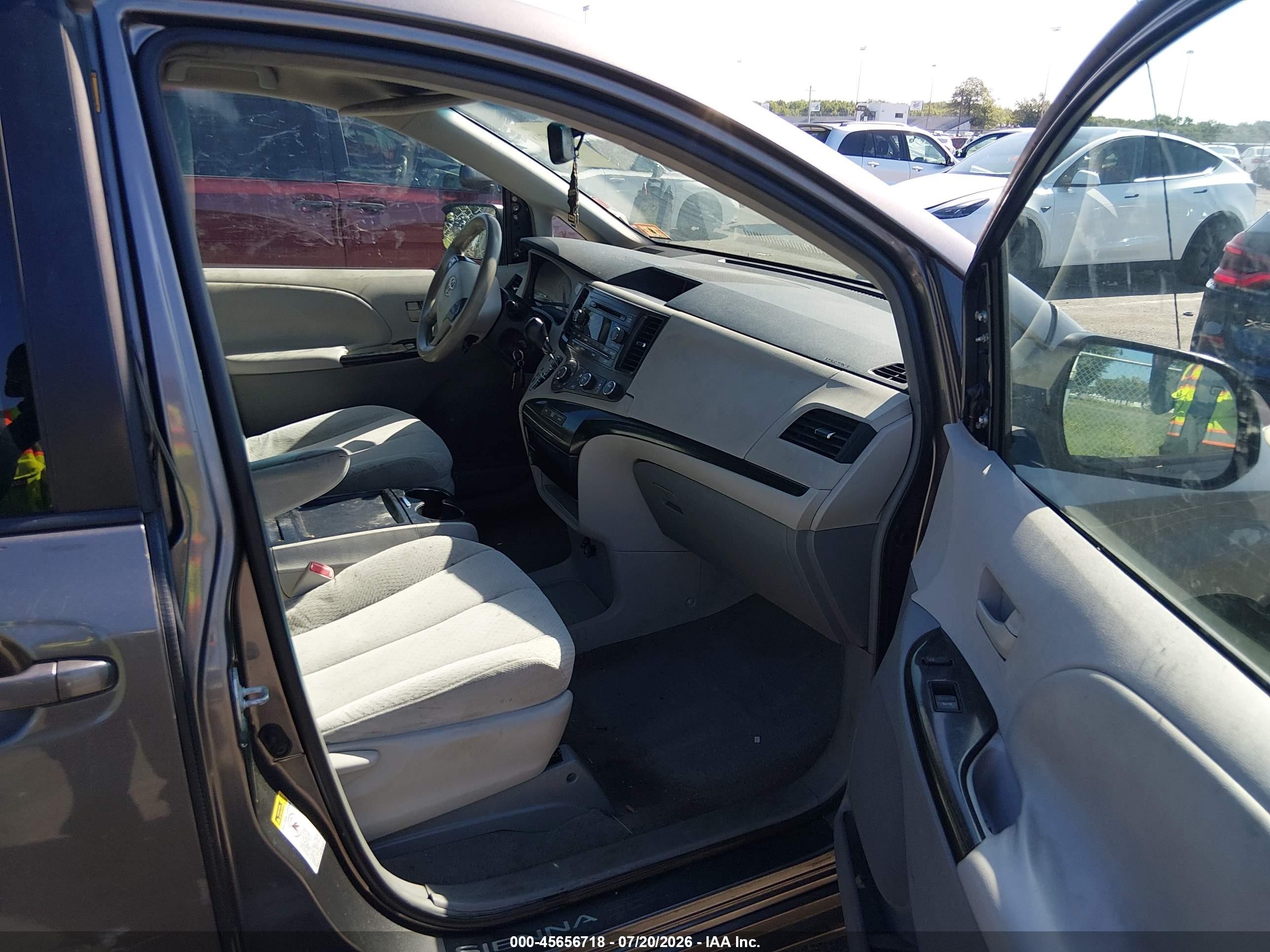 2011 Toyota Sienna Le V6 Gray vin: 5TDKK3DC1BS048924