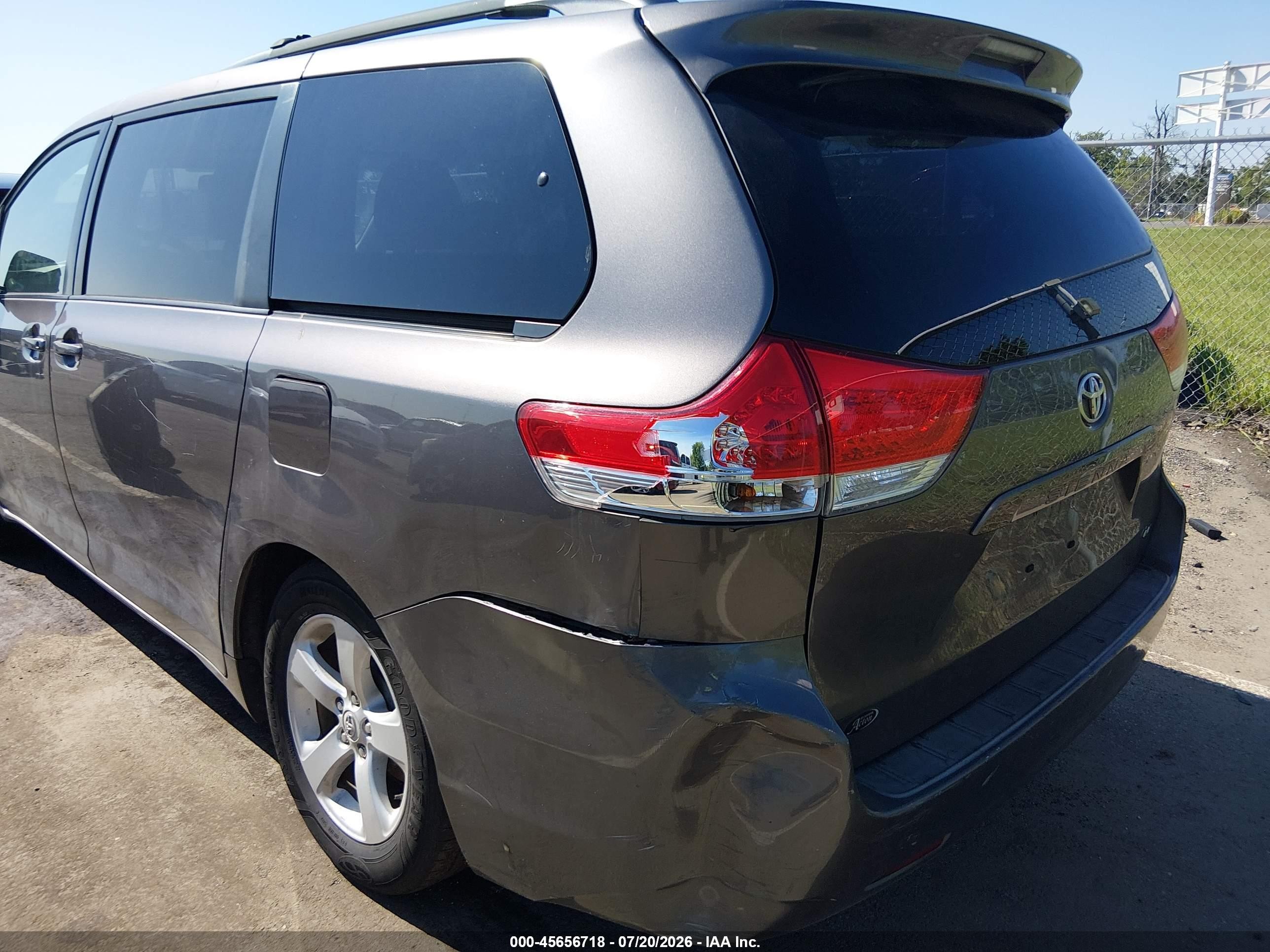 2011 Toyota Sienna Le V6 Gray vin: 5TDKK3DC1BS048924