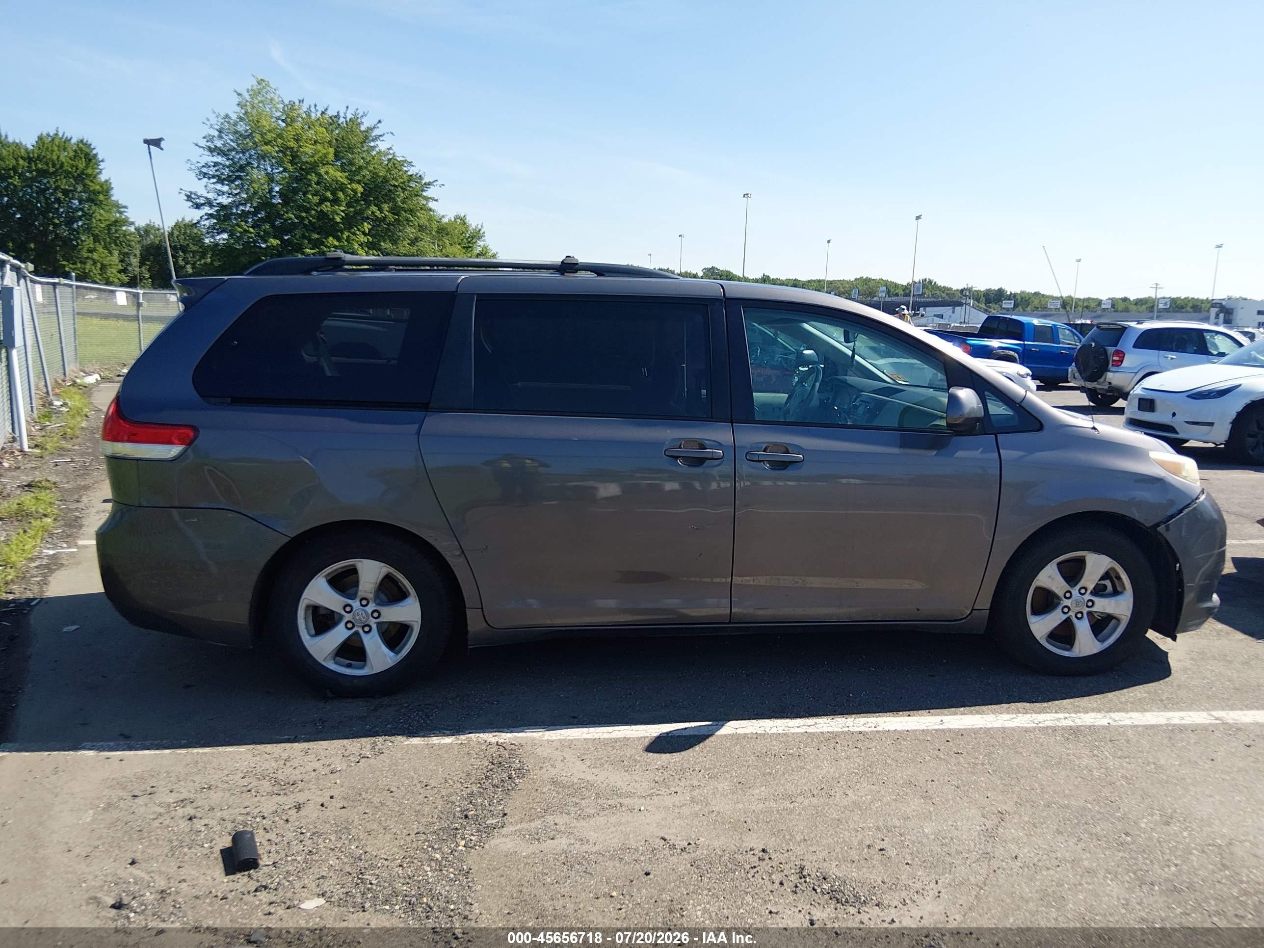 2011 Toyota Sienna Le V6 Gray vin: 5TDKK3DC1BS048924