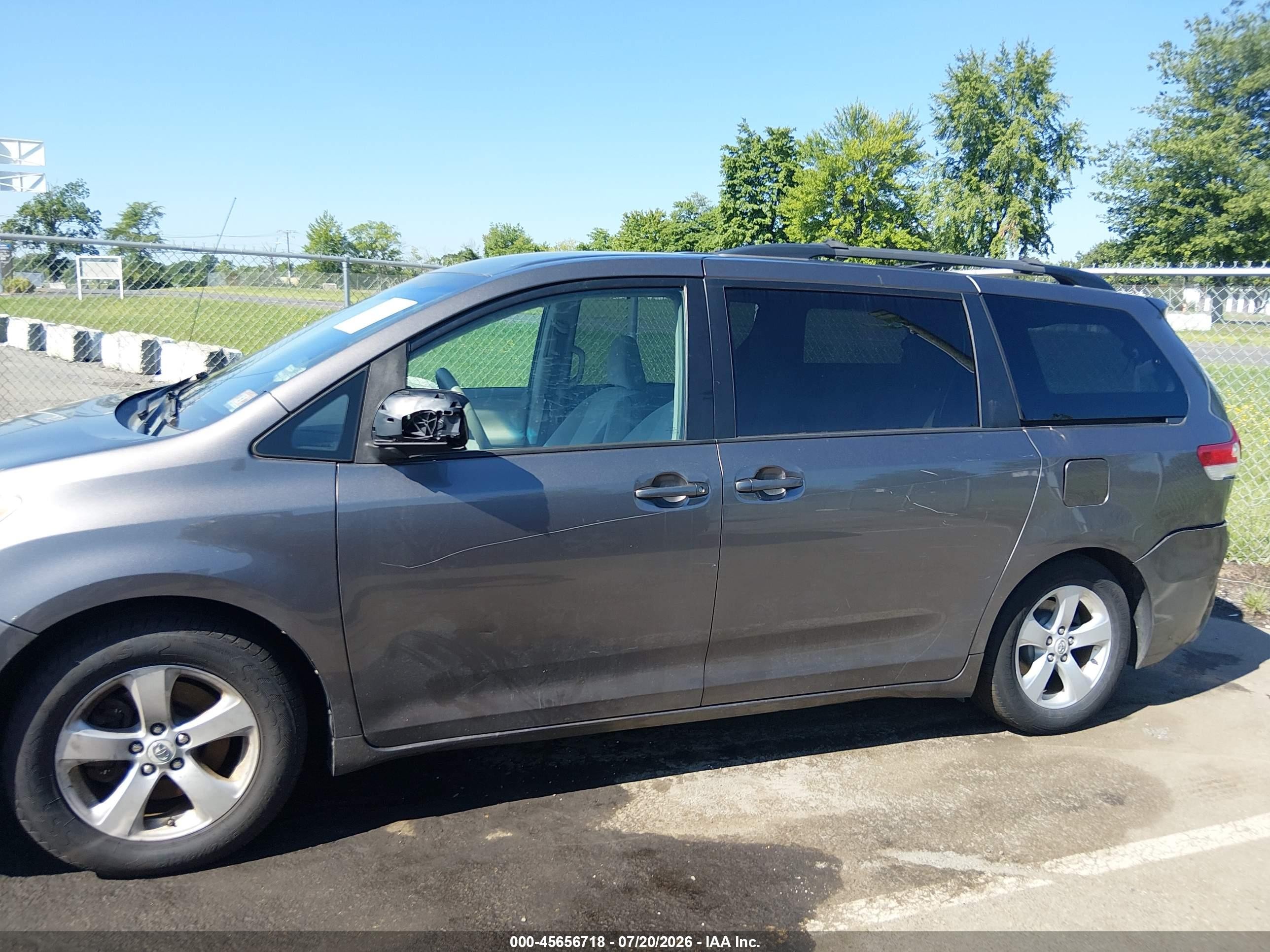 2011 Toyota Sienna Le V6 Gray vin: 5TDKK3DC1BS048924