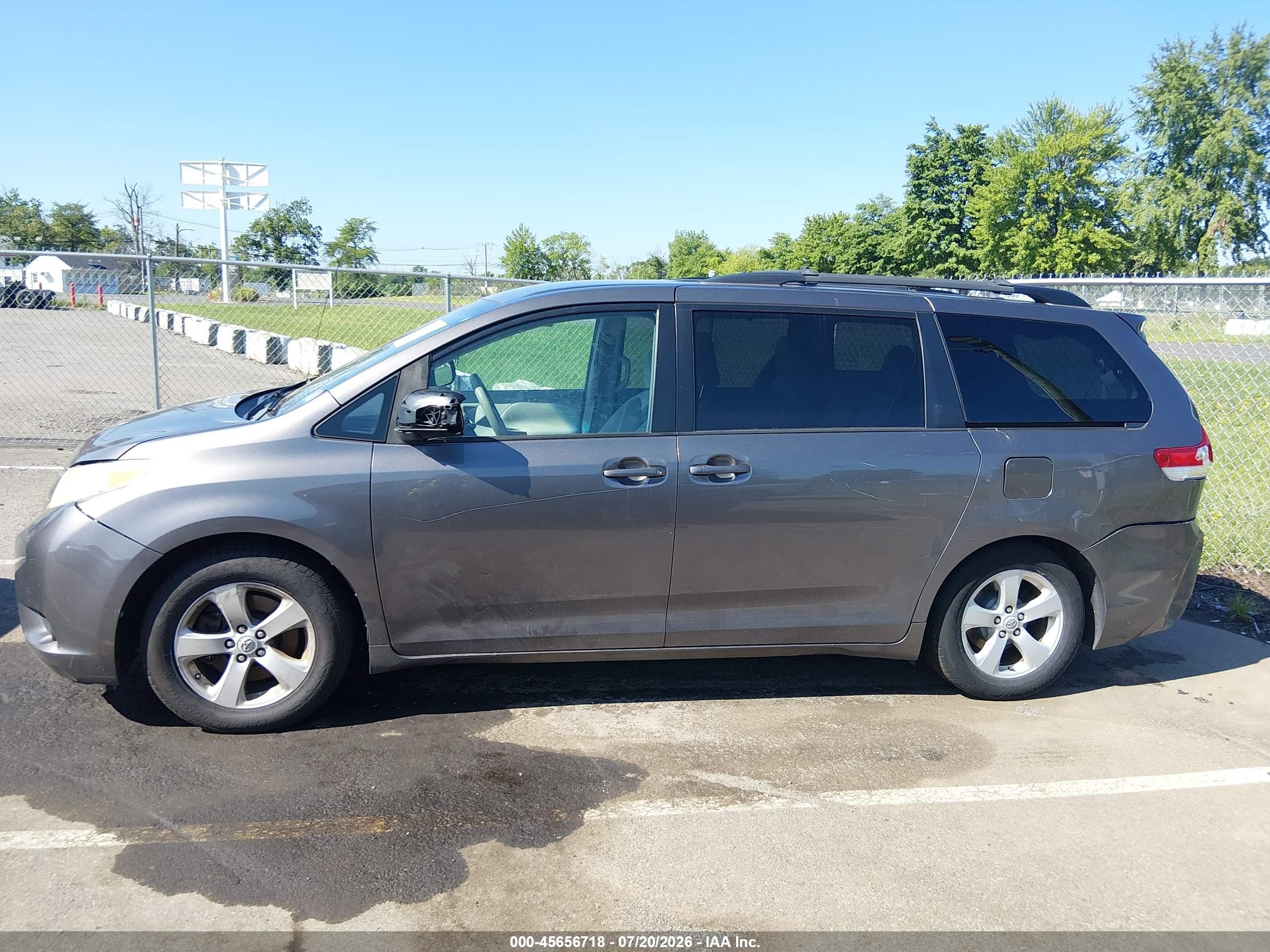 2011 Toyota Sienna Le V6 Gray vin: 5TDKK3DC1BS048924