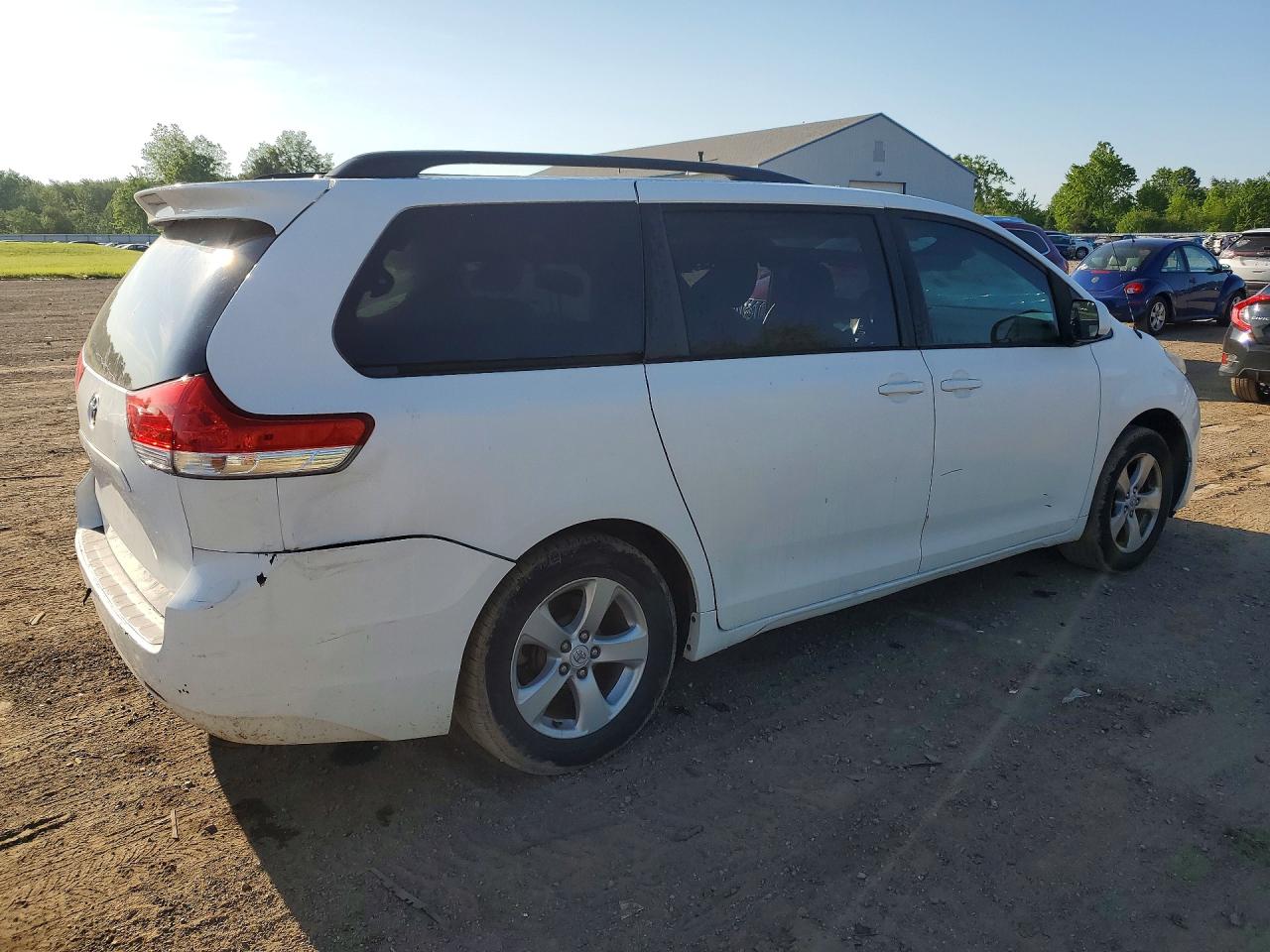 2011 Toyota Sienna Le White vin: 5TDKK3DC1BS050480