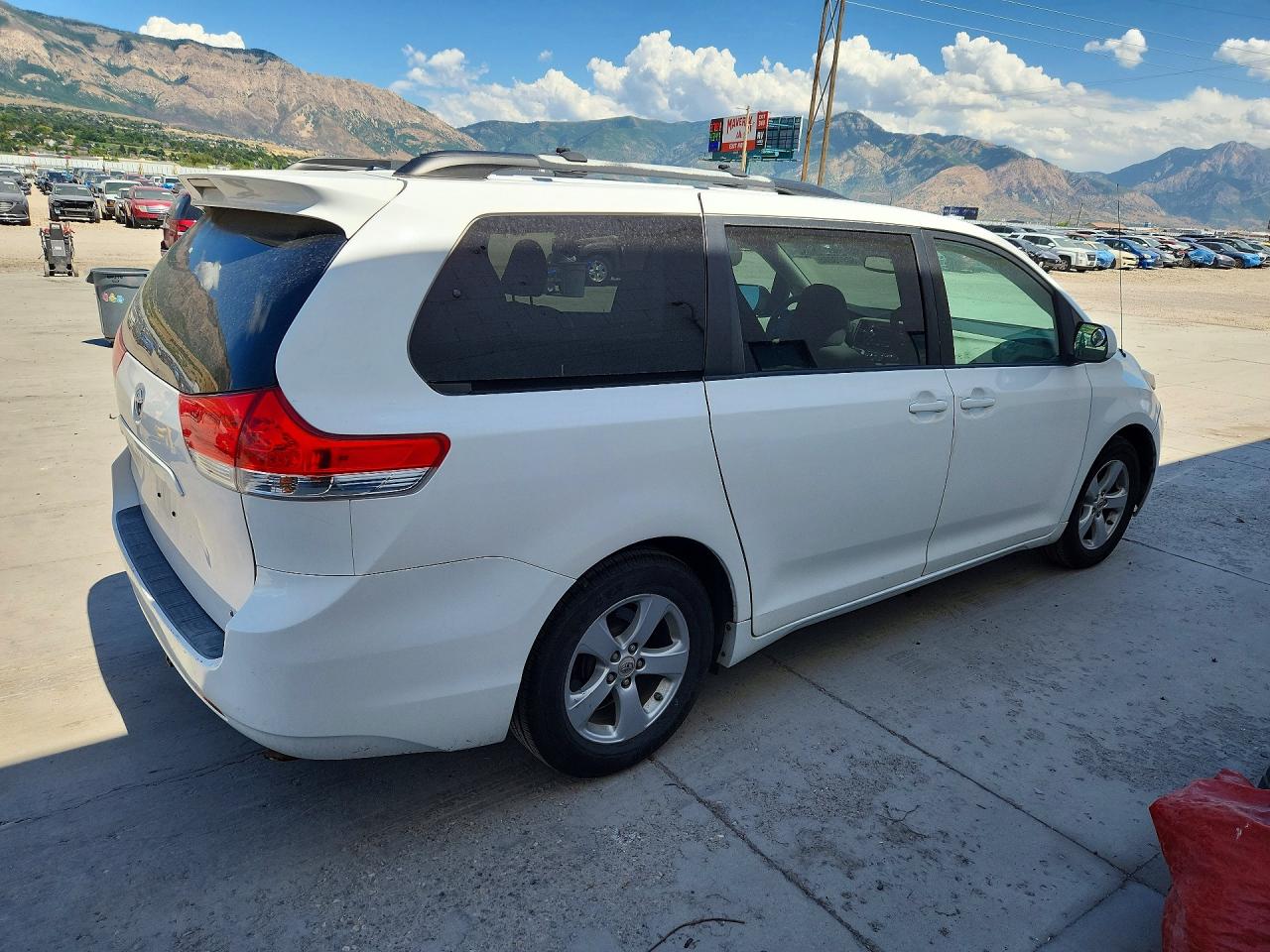 2011 Toyota Sienna Le Белый vin: 5TDKK3DC1BS065058