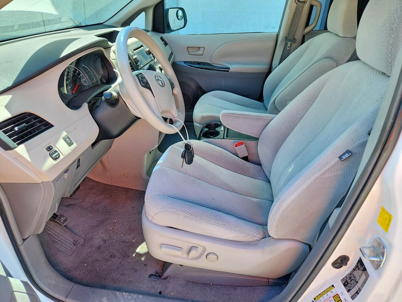 2011 Toyota Sienna Le Белый vin: 5TDKK3DC1BS065058