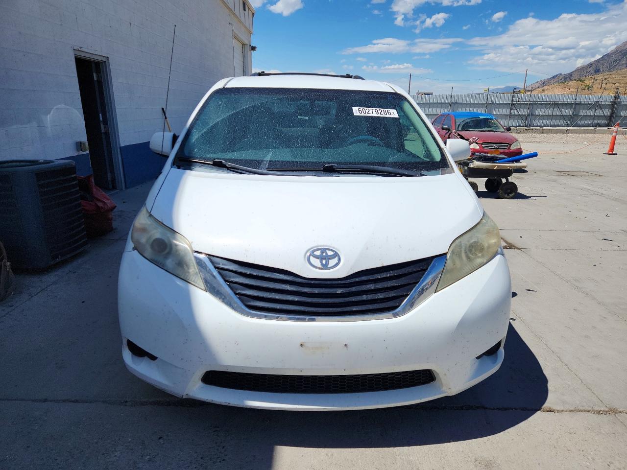 2011 Toyota Sienna Le Белый vin: 5TDKK3DC1BS065058