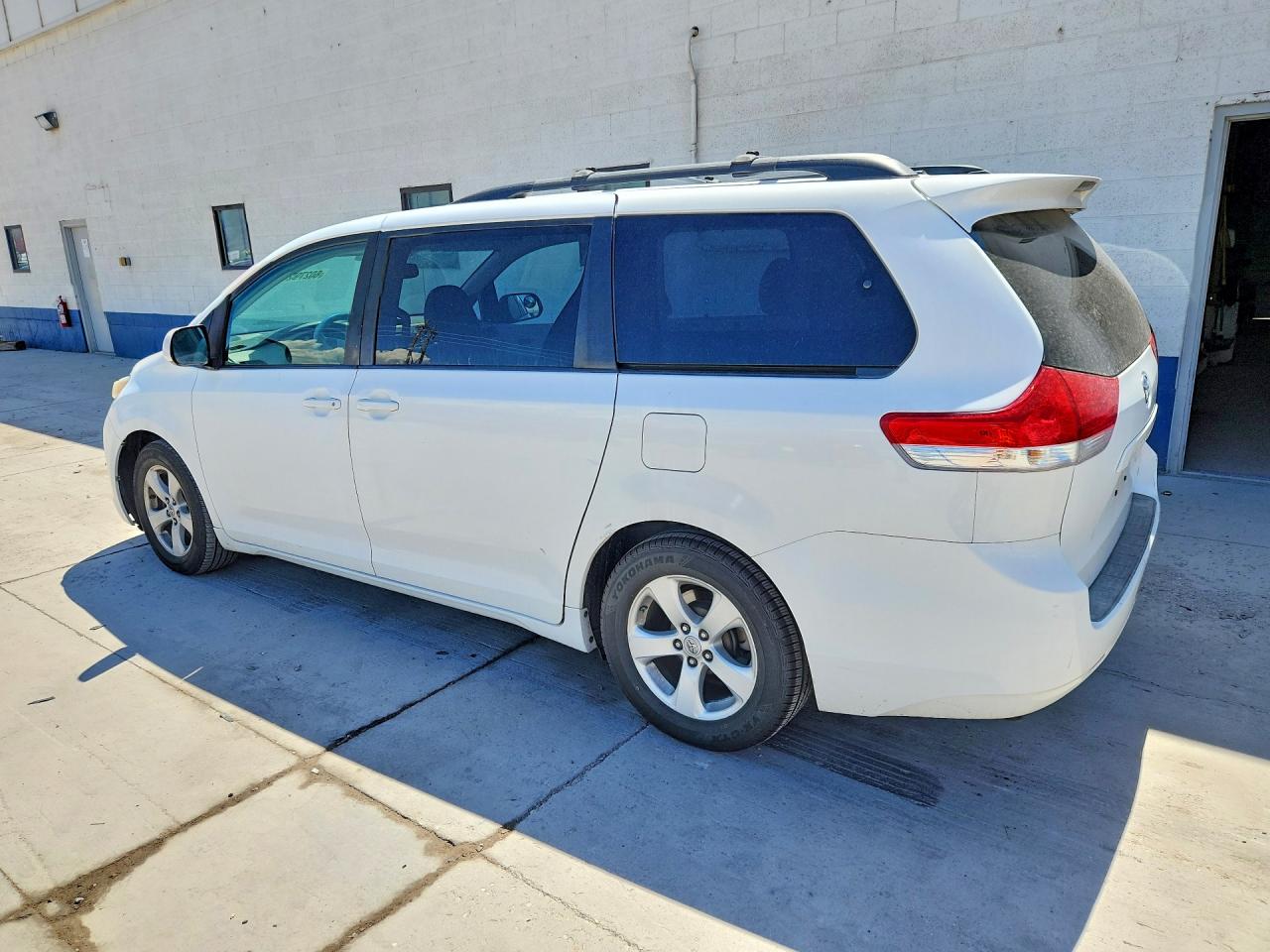 2011 Toyota Sienna Le Белый vin: 5TDKK3DC1BS065058
