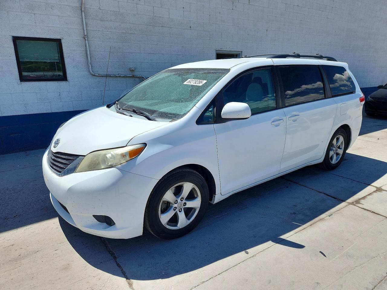 2011 Toyota Sienna Le Белый vin: 5TDKK3DC1BS065058
