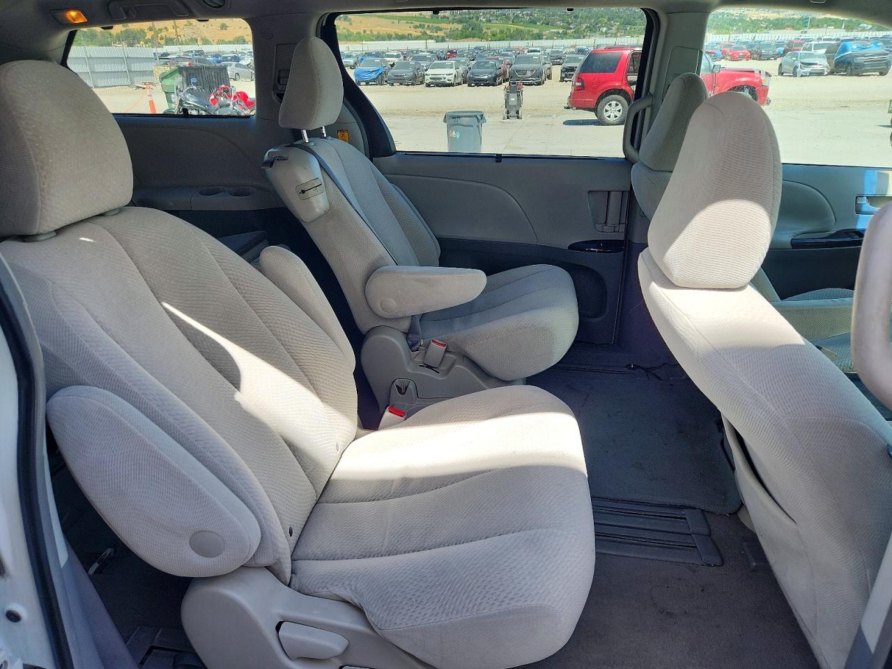 2011 Toyota Sienna Le Белый vin: 5TDKK3DC1BS065058