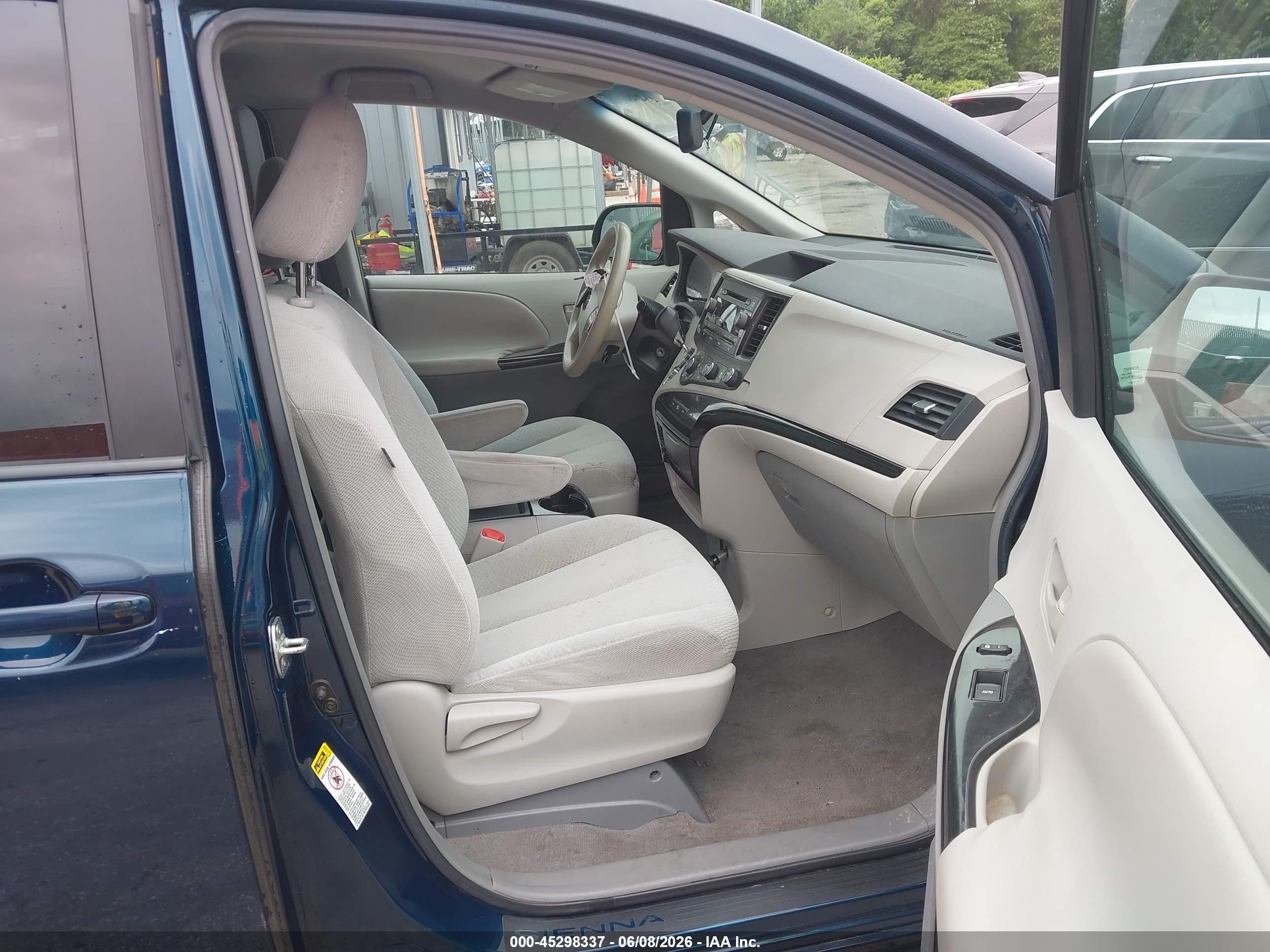 2011 Toyota Sienna Le V6 Blue vin: 5TDKK3DC1BS073791