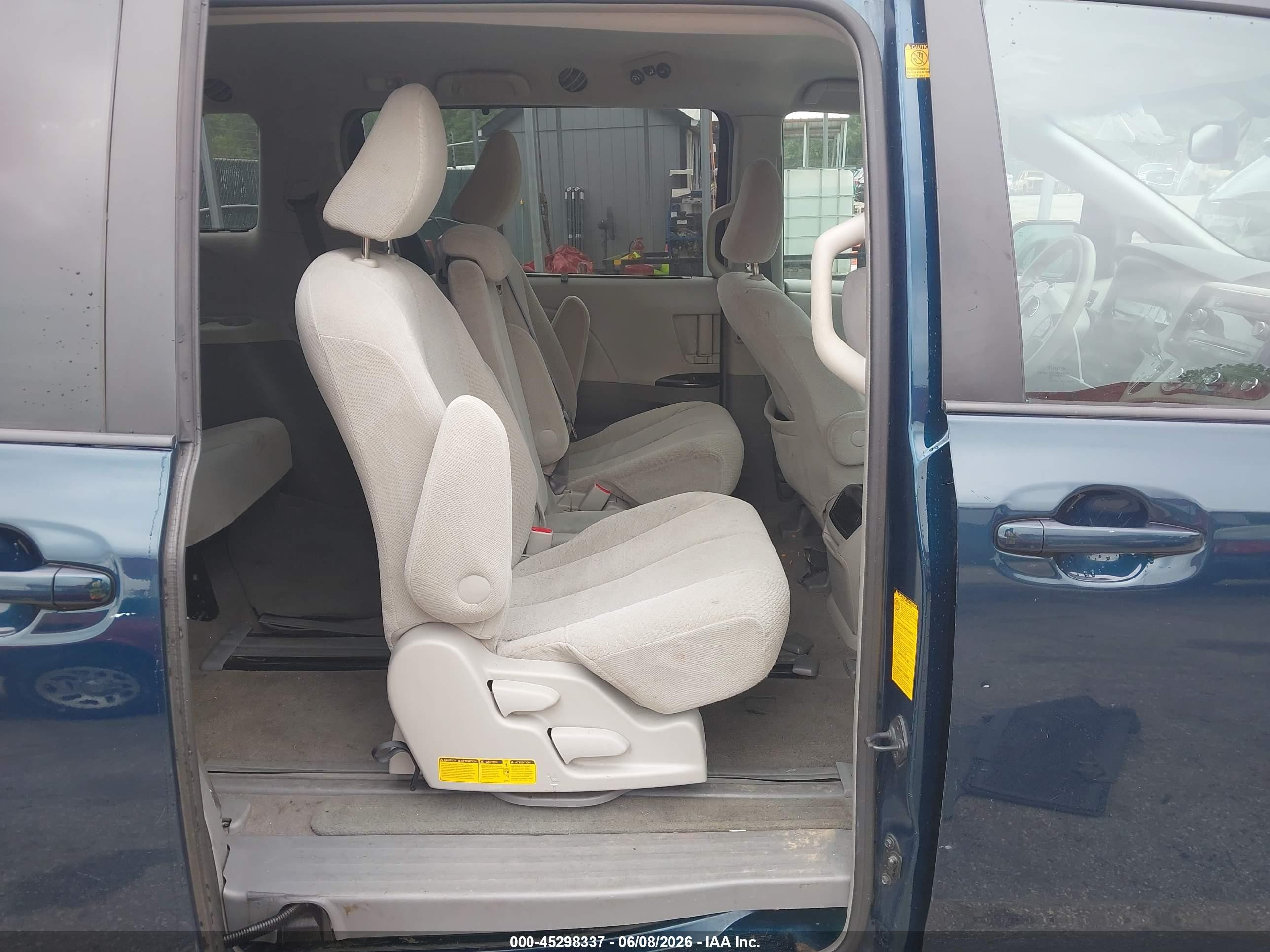 2011 Toyota Sienna Le V6 Blue vin: 5TDKK3DC1BS073791