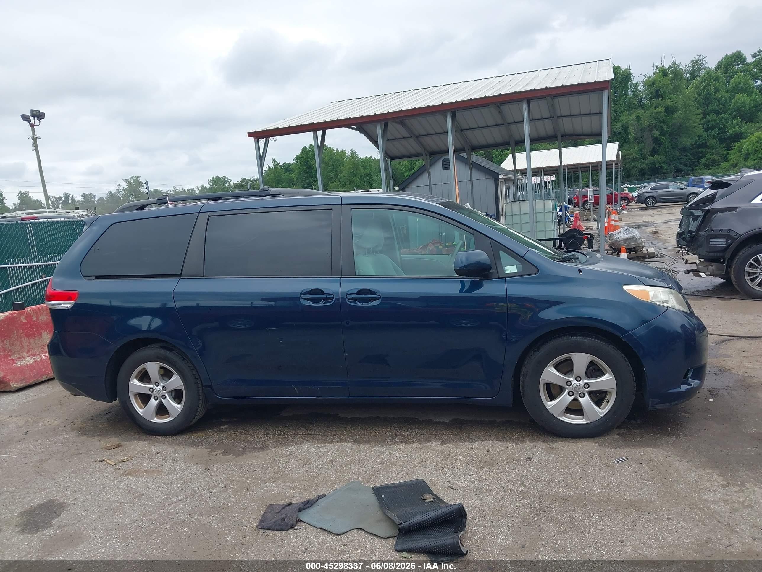 2011 Toyota Sienna Le V6 Blue vin: 5TDKK3DC1BS073791