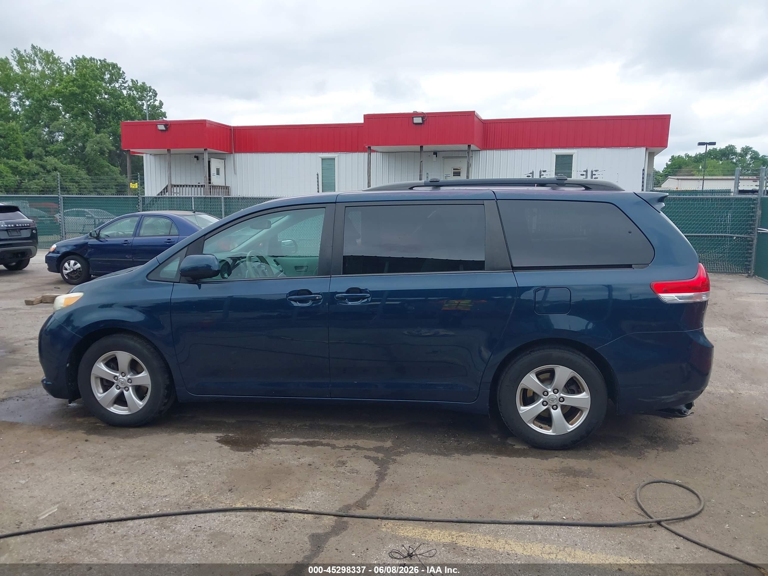 2011 Toyota Sienna Le V6 Blue vin: 5TDKK3DC1BS073791