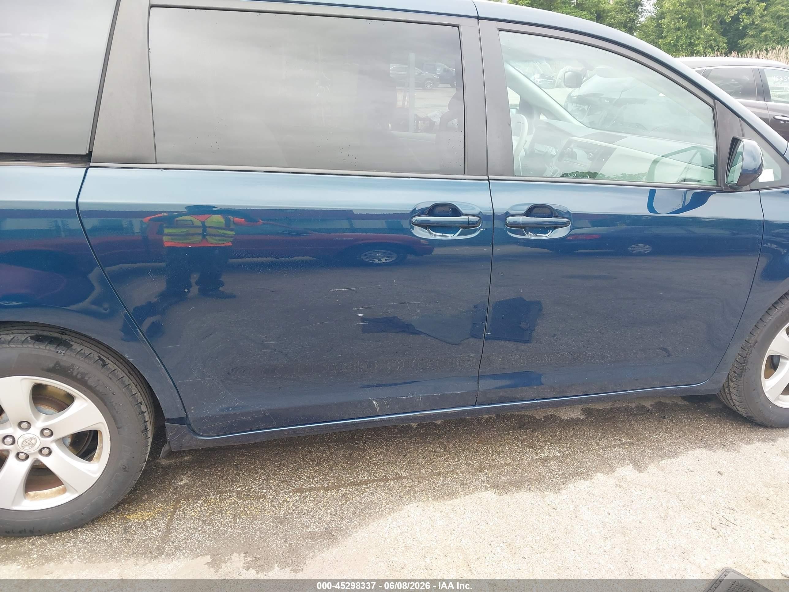 2011 Toyota Sienna Le V6 Blue vin: 5TDKK3DC1BS073791