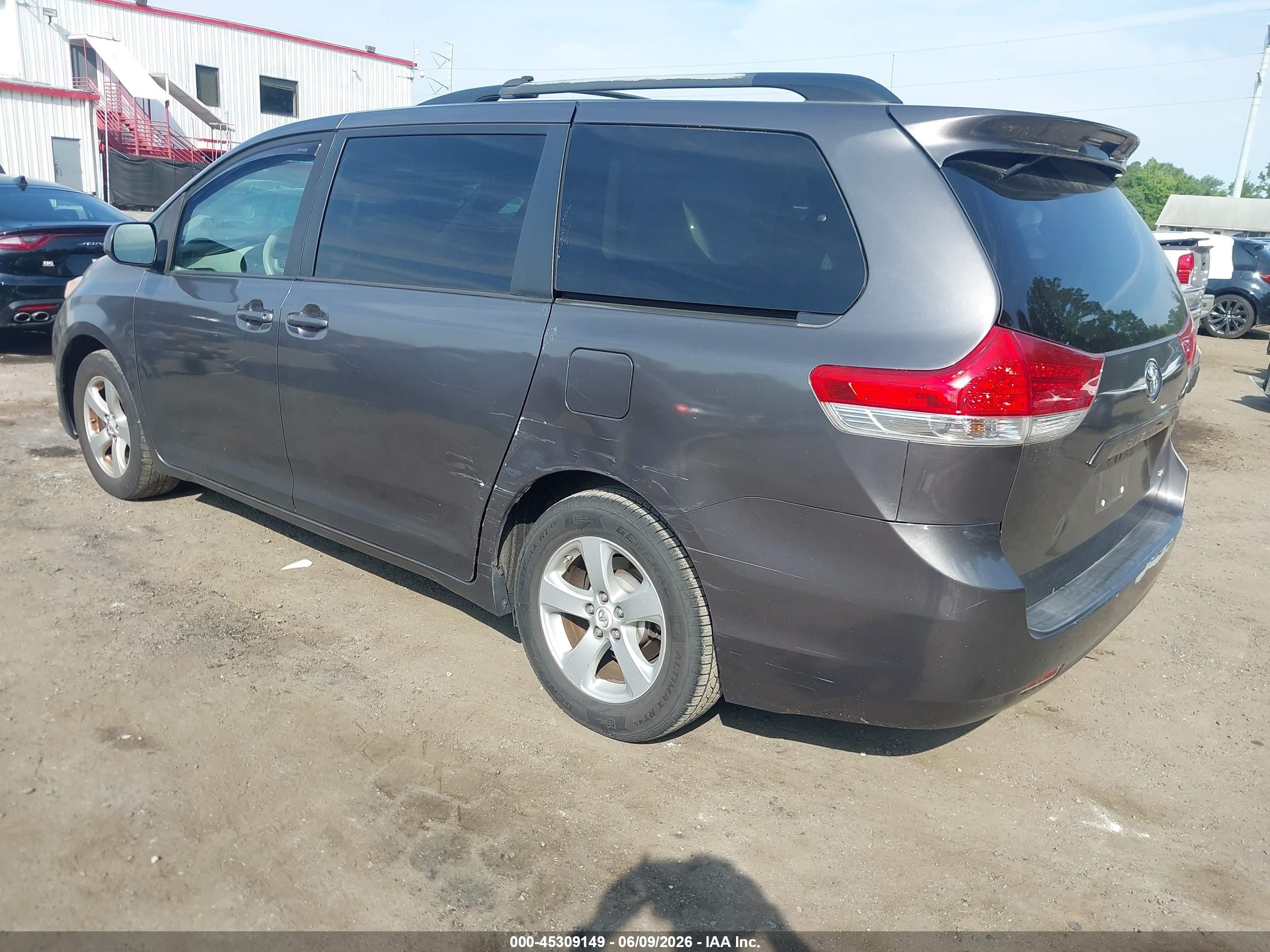 2011 Toyota Sienna Le V6 Серый vin: 5TDKK3DC1BS078408