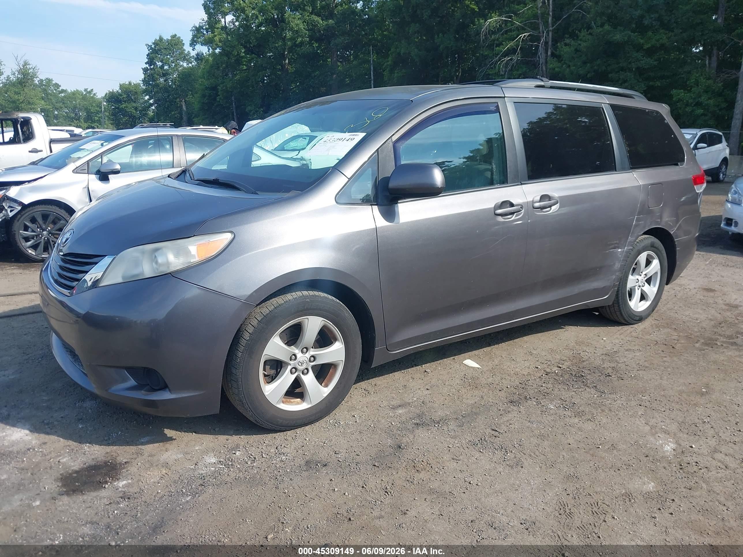 2011 Toyota Sienna Le V6 Серый vin: 5TDKK3DC1BS078408