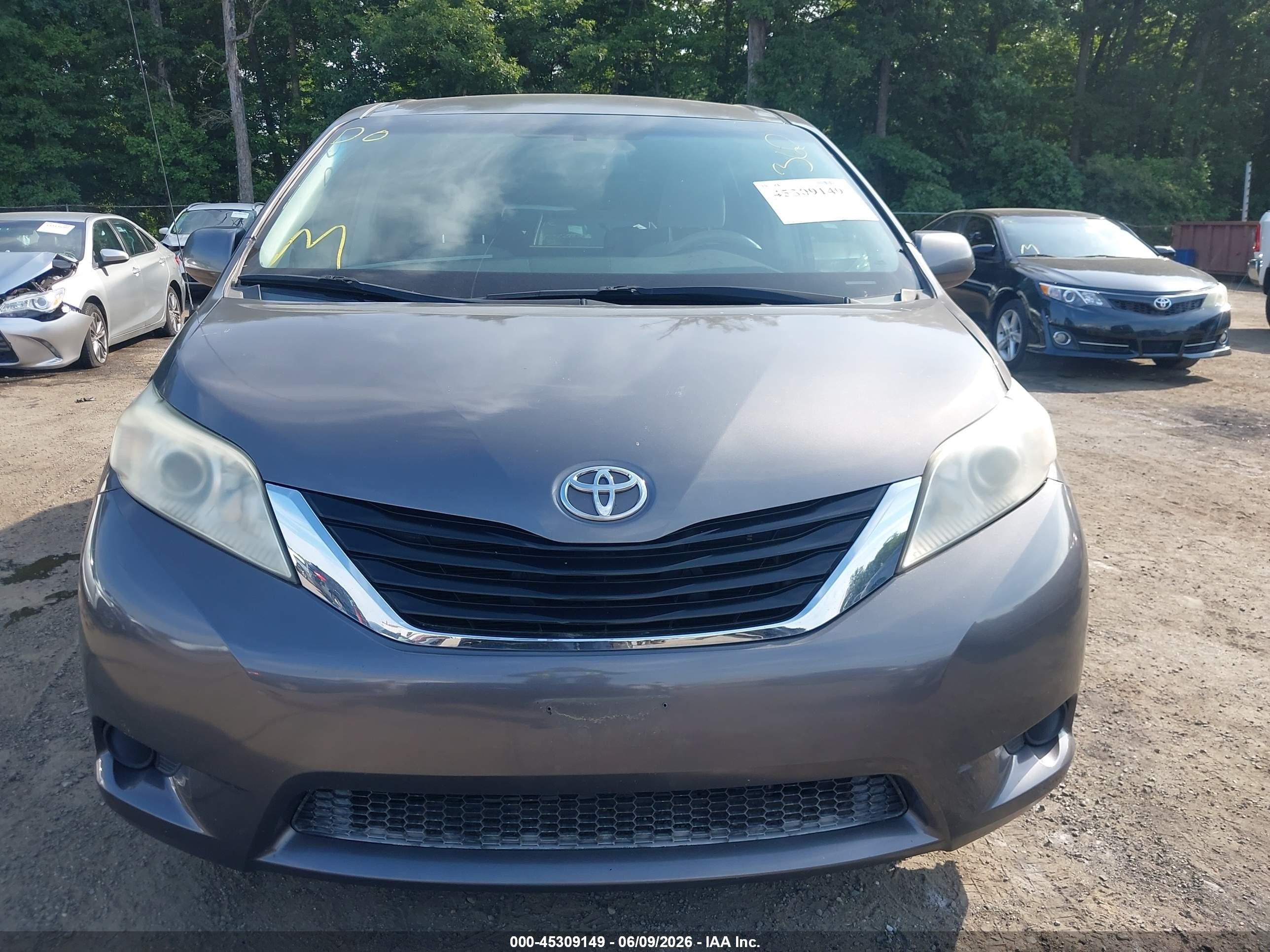 2011 Toyota Sienna Le V6 Серый vin: 5TDKK3DC1BS078408