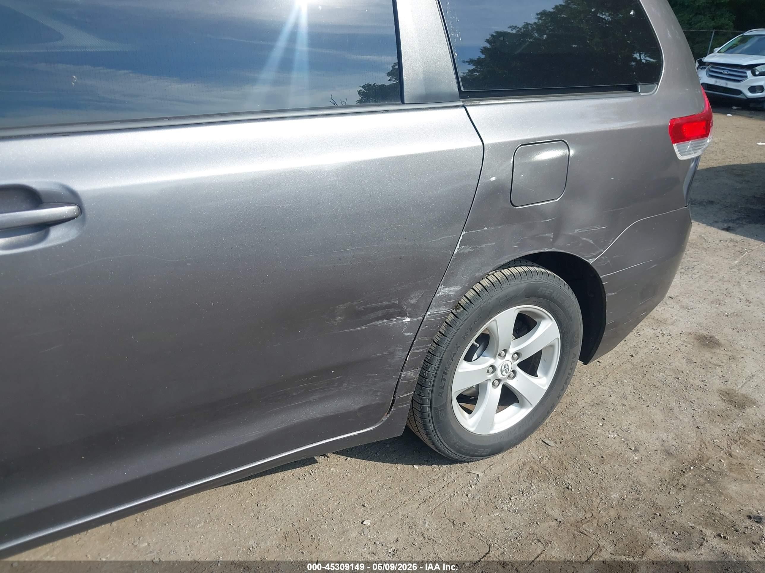 2011 Toyota Sienna Le V6 Серый vin: 5TDKK3DC1BS078408