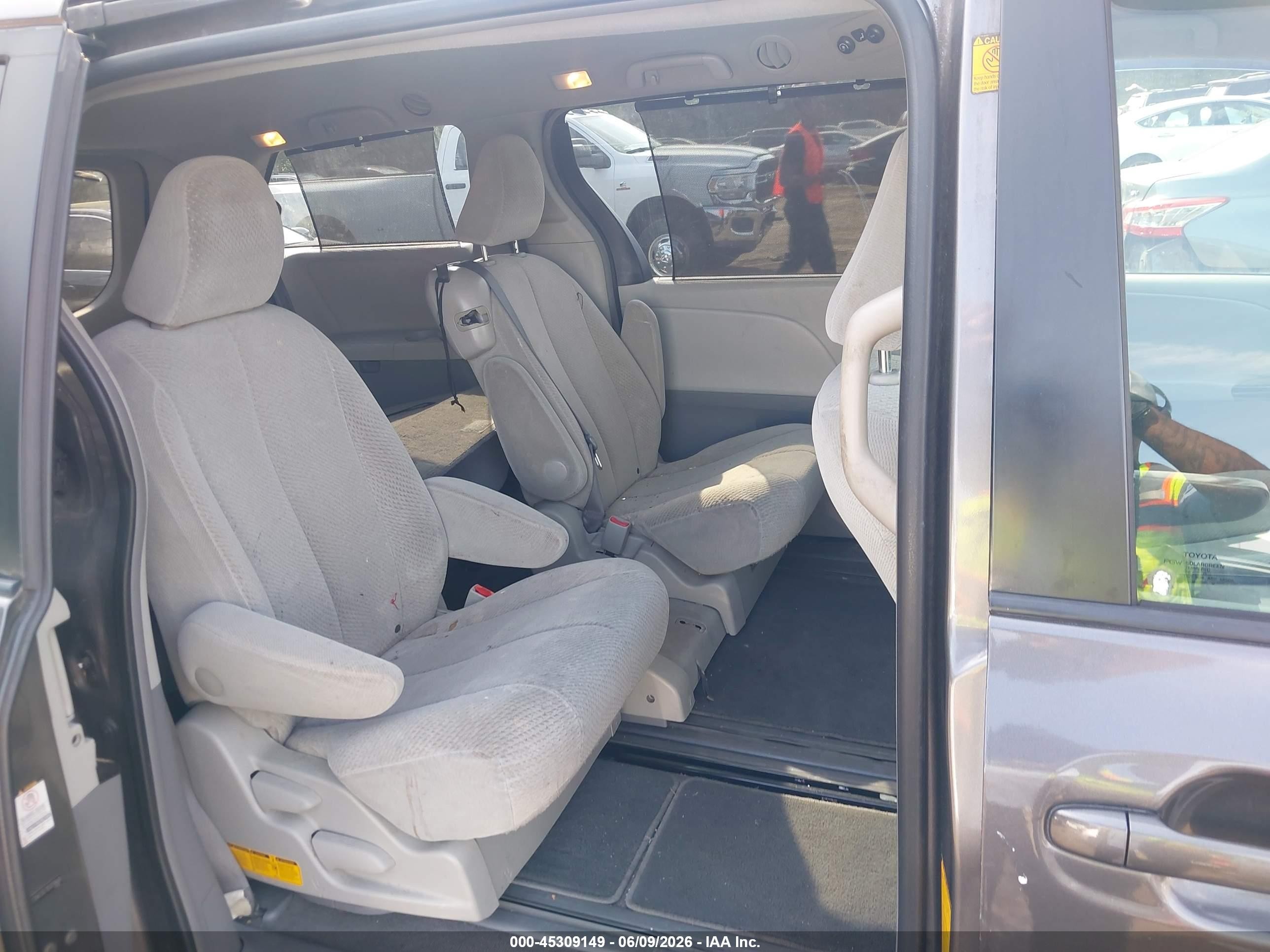 2011 Toyota Sienna Le V6 Серый vin: 5TDKK3DC1BS078408