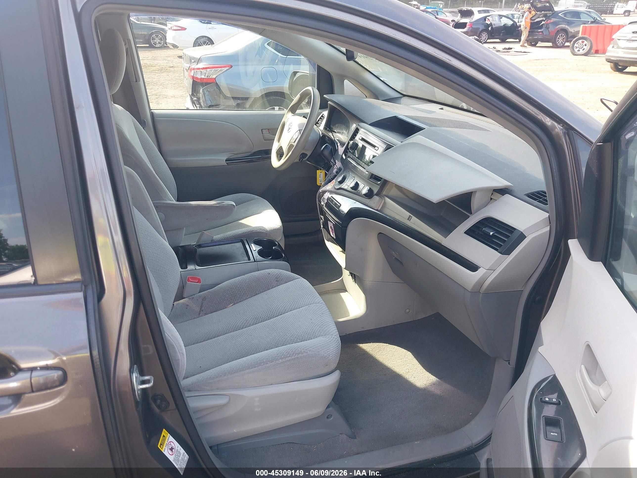2011 Toyota Sienna Le V6 Серый vin: 5TDKK3DC1BS078408