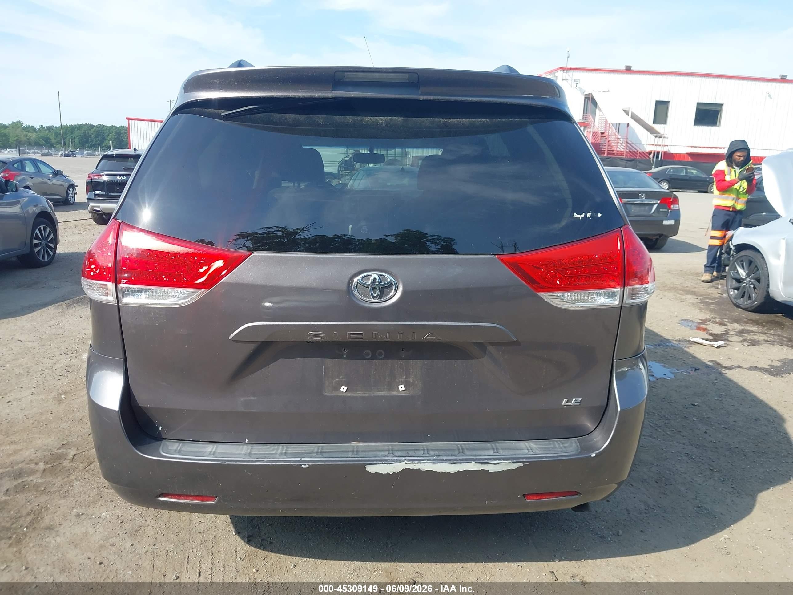 2011 Toyota Sienna Le V6 Серый vin: 5TDKK3DC1BS078408