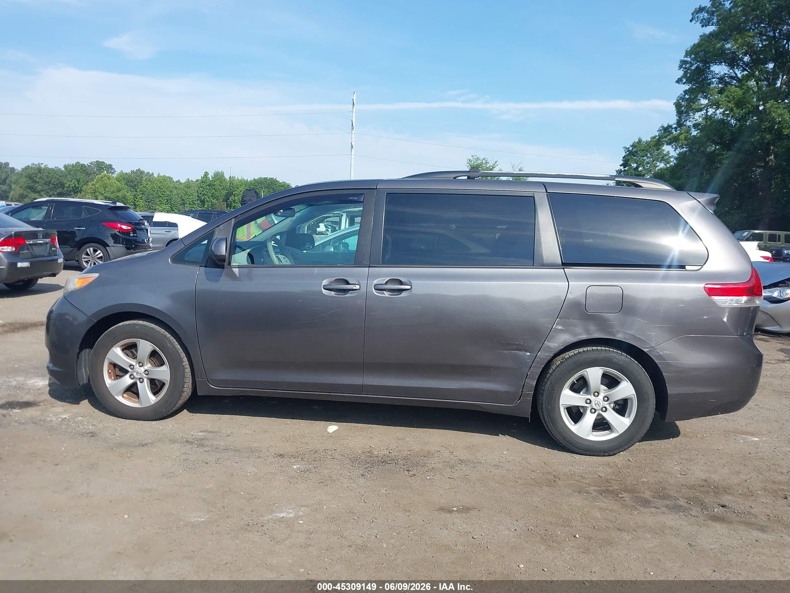 2011 Toyota Sienna Le V6 Серый vin: 5TDKK3DC1BS078408