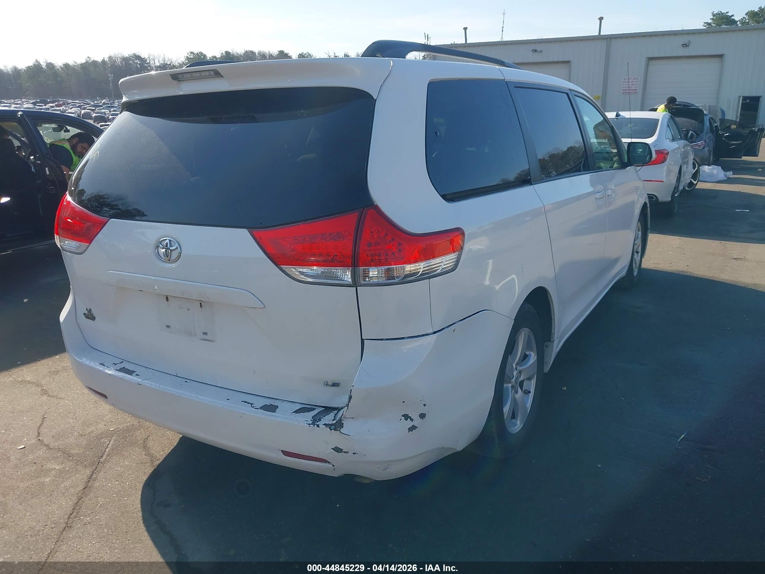 2011 Toyota Sienna Le V6 White vin: 5TDKK3DC1BS079882