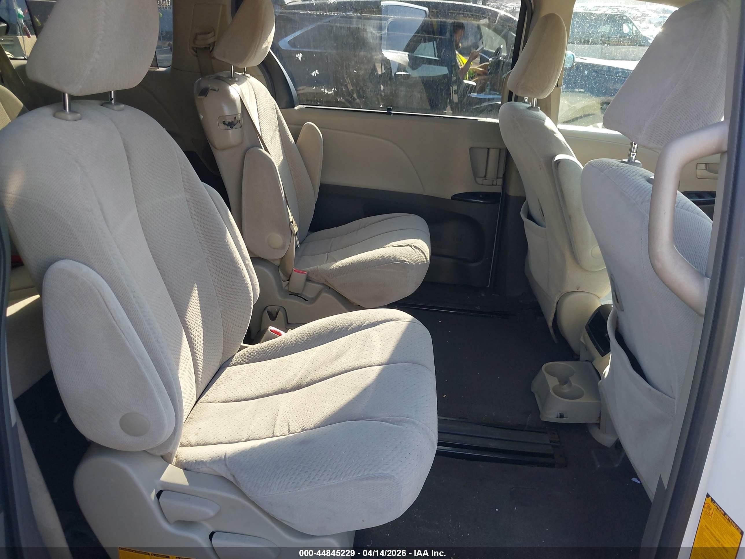 2011 Toyota Sienna Le V6 White vin: 5TDKK3DC1BS079882