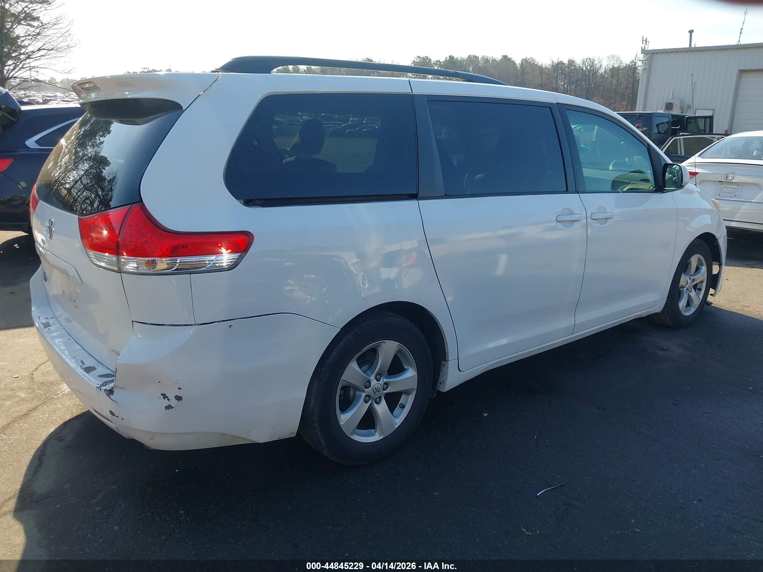 2011 Toyota Sienna Le V6 White vin: 5TDKK3DC1BS079882
